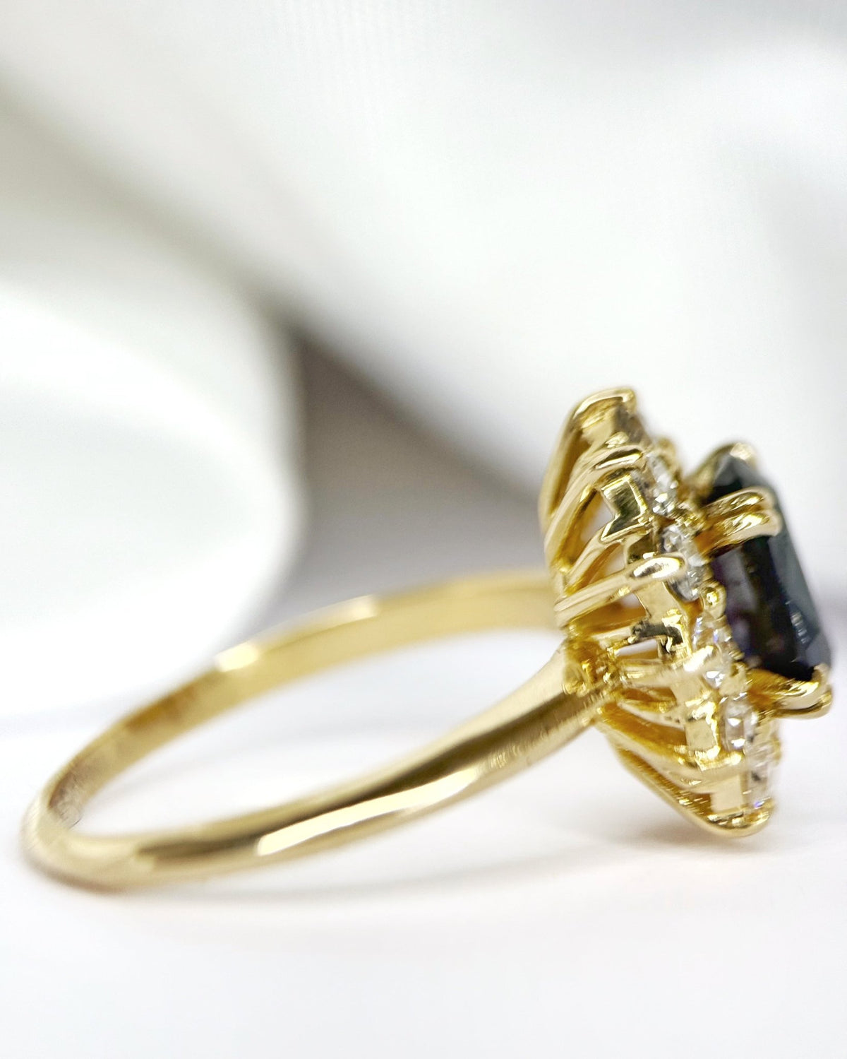 Bague Marguerite Saphir 1.80 carat &amp; Diamants "Georgette" - Elliade Paris