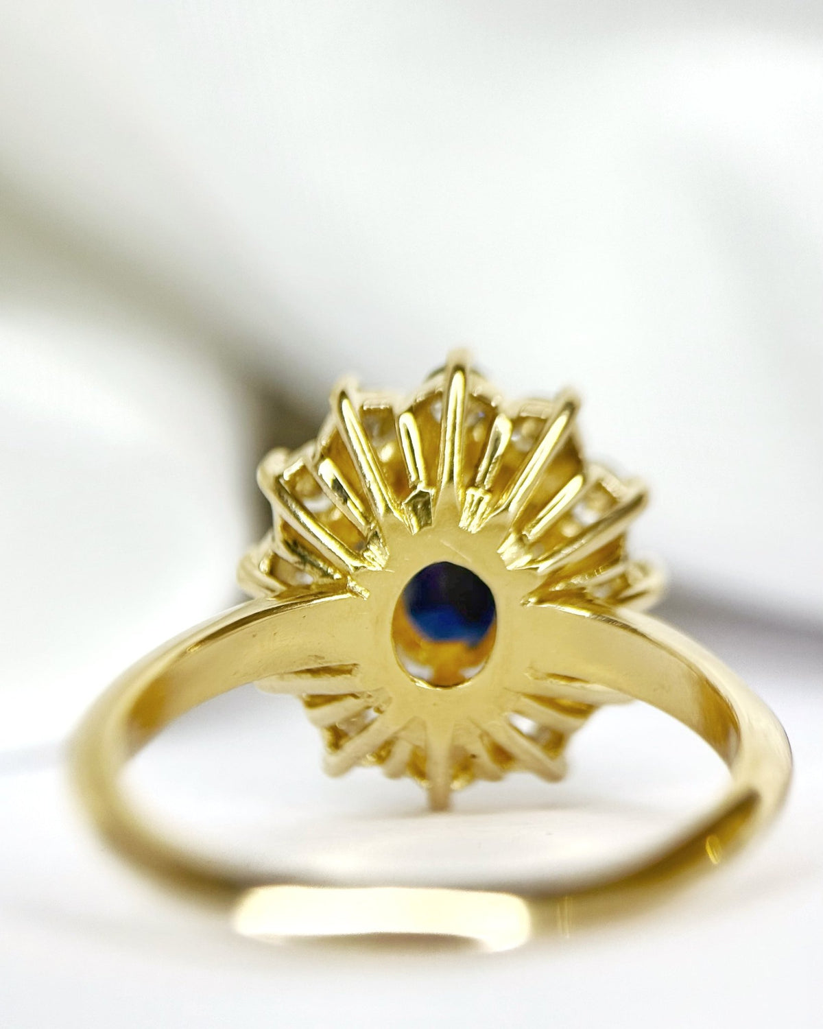 Bague Marguerite Saphir 1.80 carat &amp; Diamants "Georgette" - Elliade Paris