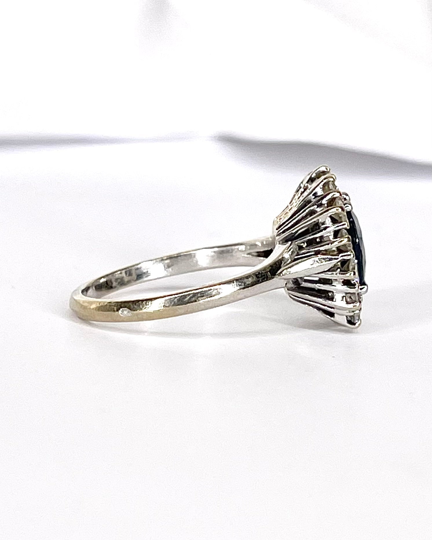 Bague Marguerite Saphir 1.85 carat &amp; Diamants 0.56 carat "Gabriella" - Elliade Paris