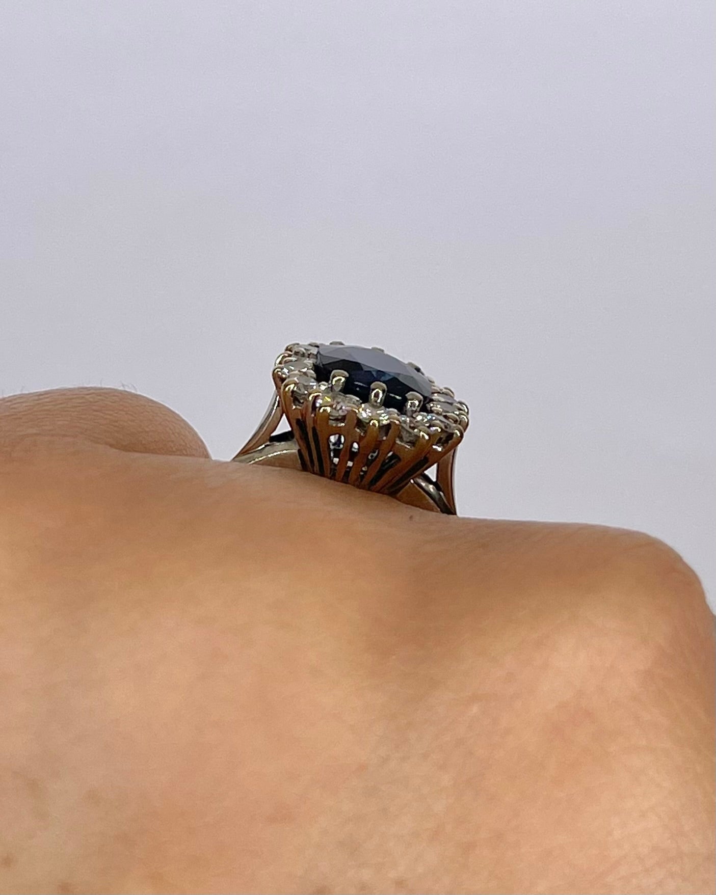 Bague Marguerite Saphir 1.85 carat &amp; Diamants 0.56 carat "Gabriella" - Elliade Paris