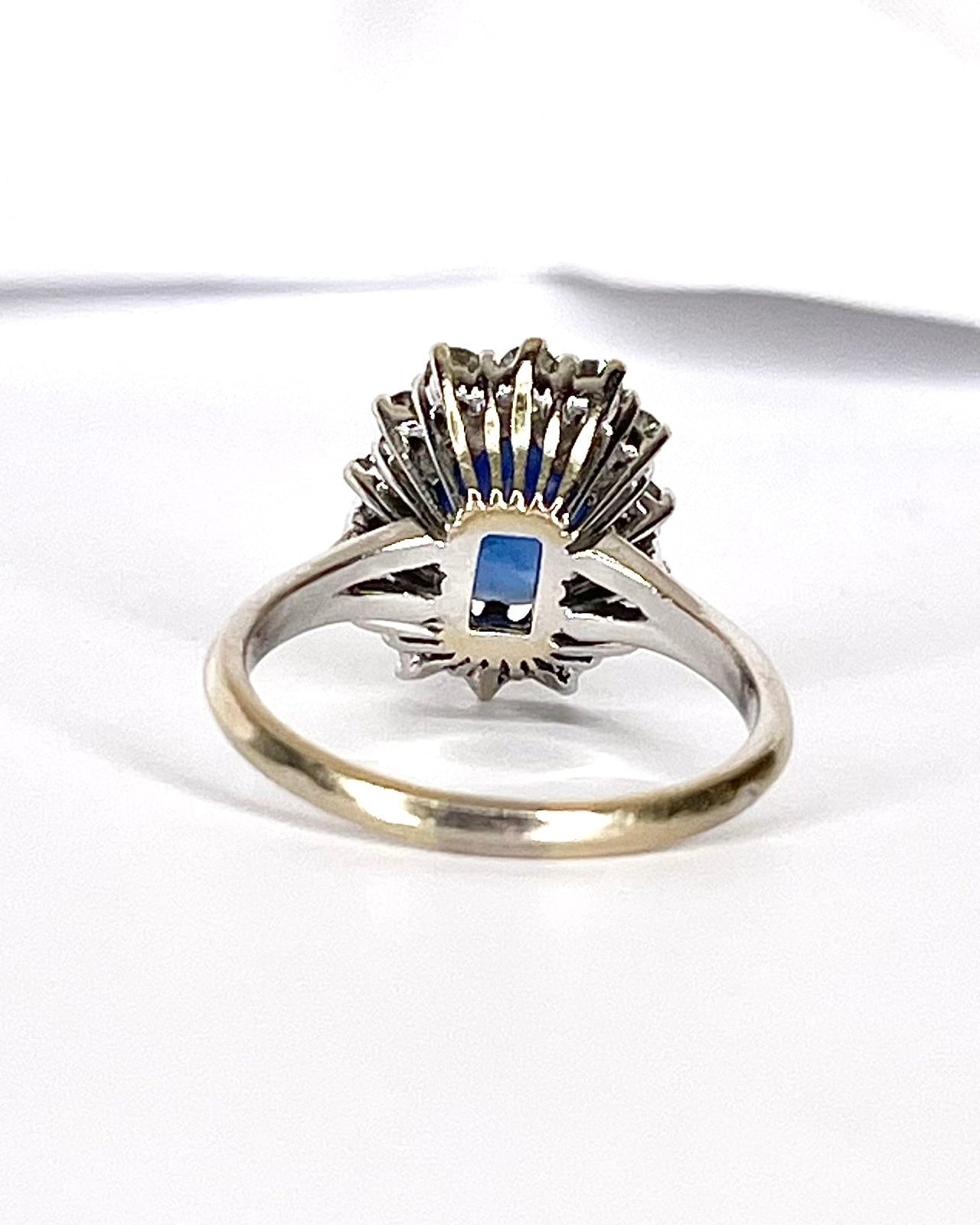 Bague Marguerite Saphir 1.85 carat &amp; Diamants 0.56 carat "Gabriella" - Elliade Paris