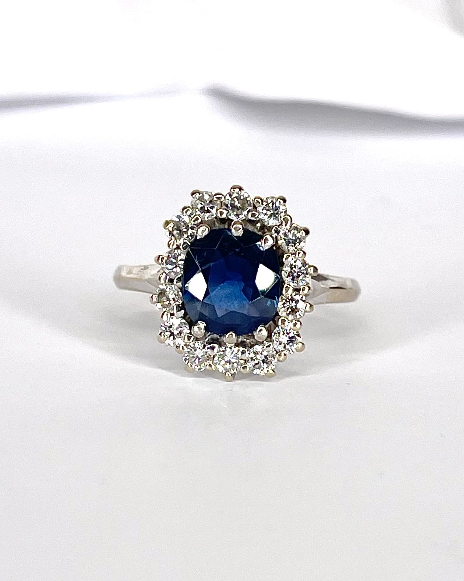 Bague Marguerite Saphir 1.85 carat &amp; Diamants 0.56 carat "Gabriella" - Elliade Paris