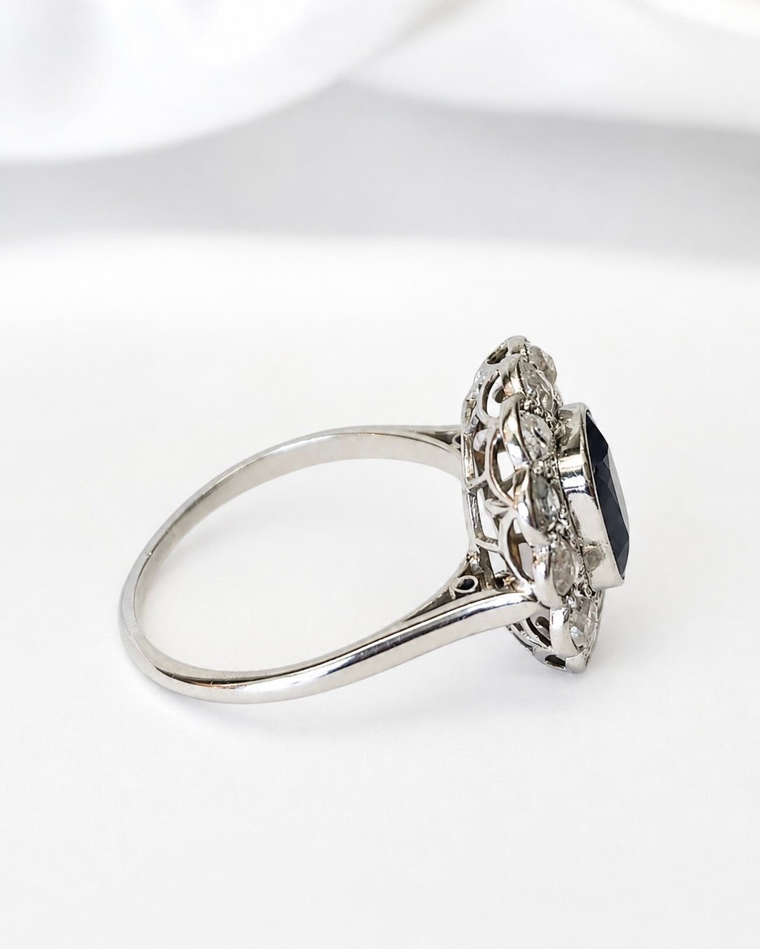 Bague Marguerite Saphir 1.85 carat &amp; Diamants 0.72 carat "Laura" - Elliade Paris