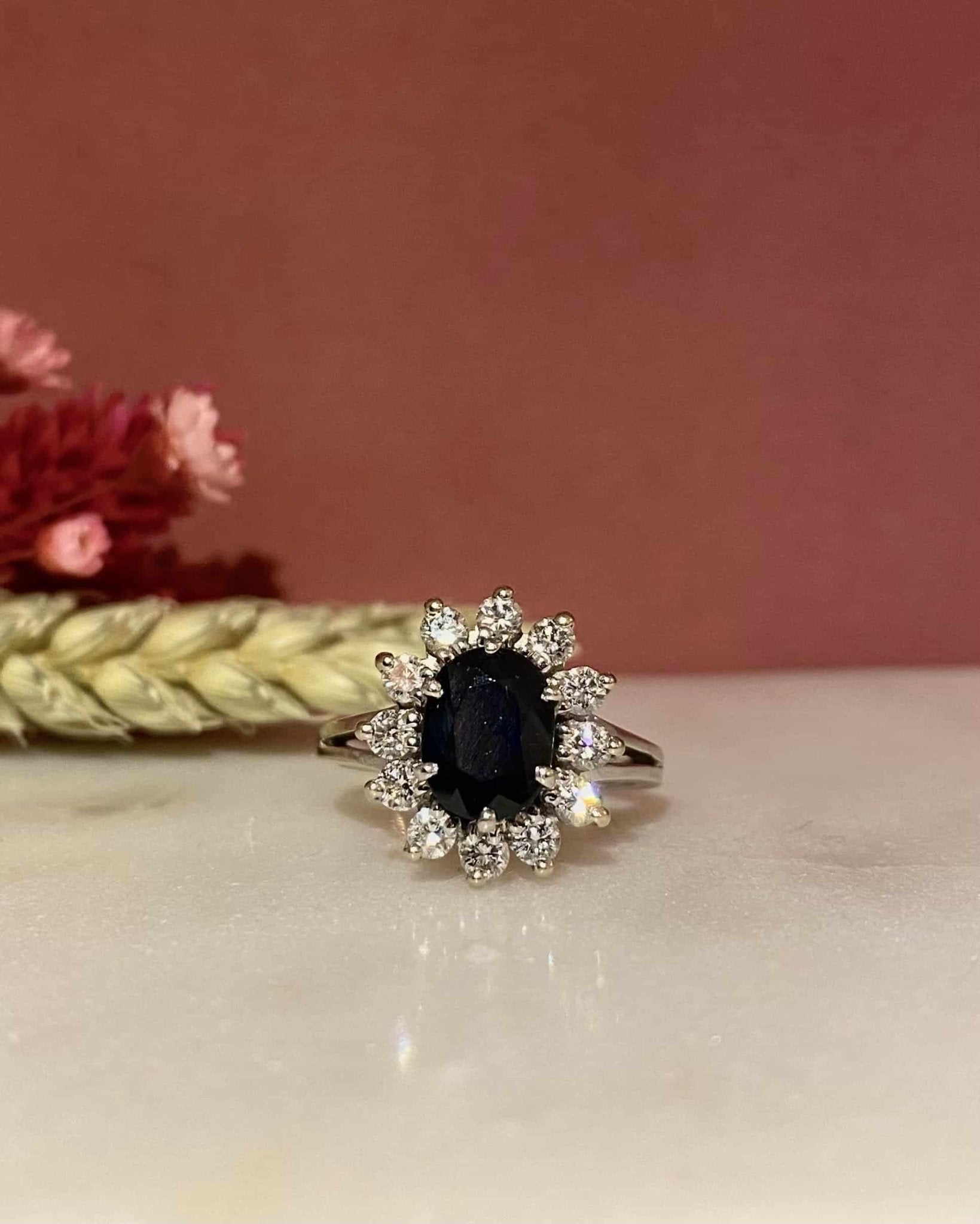 Bague Marguerite Saphir 1.85 Carat &amp; Diamants &quot;Bamia&quot; - Elliade Paris