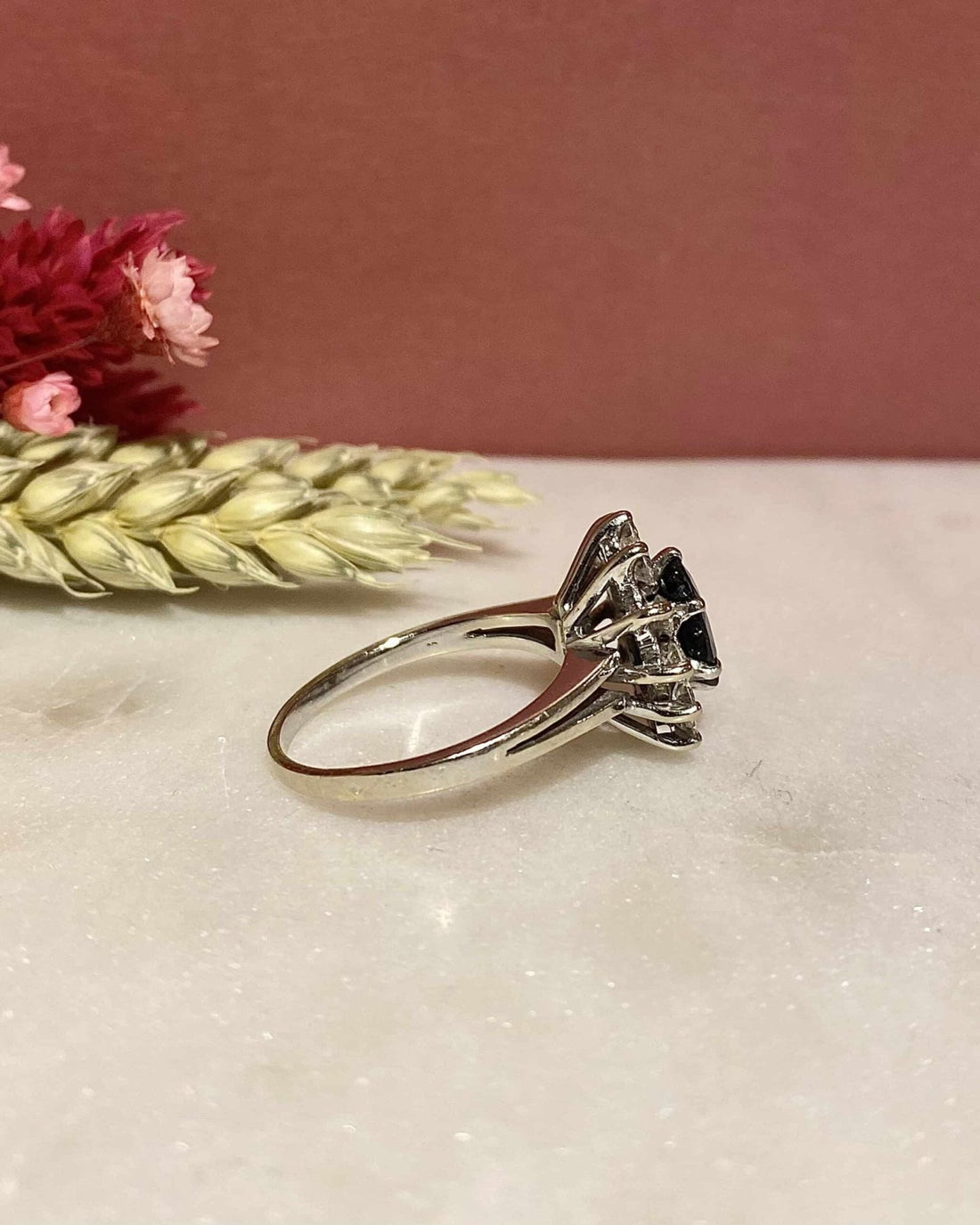 Bague Marguerite Saphir 1.85 Carat &amp; Diamants &quot;Bamia&quot; - Elliade Paris