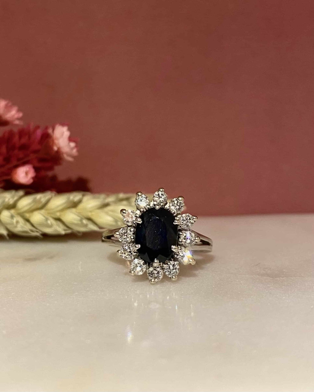 Bague Marguerite Saphir 1.85 Carat &amp; Diamants &quot;Bamia&quot; - Elliade Paris
