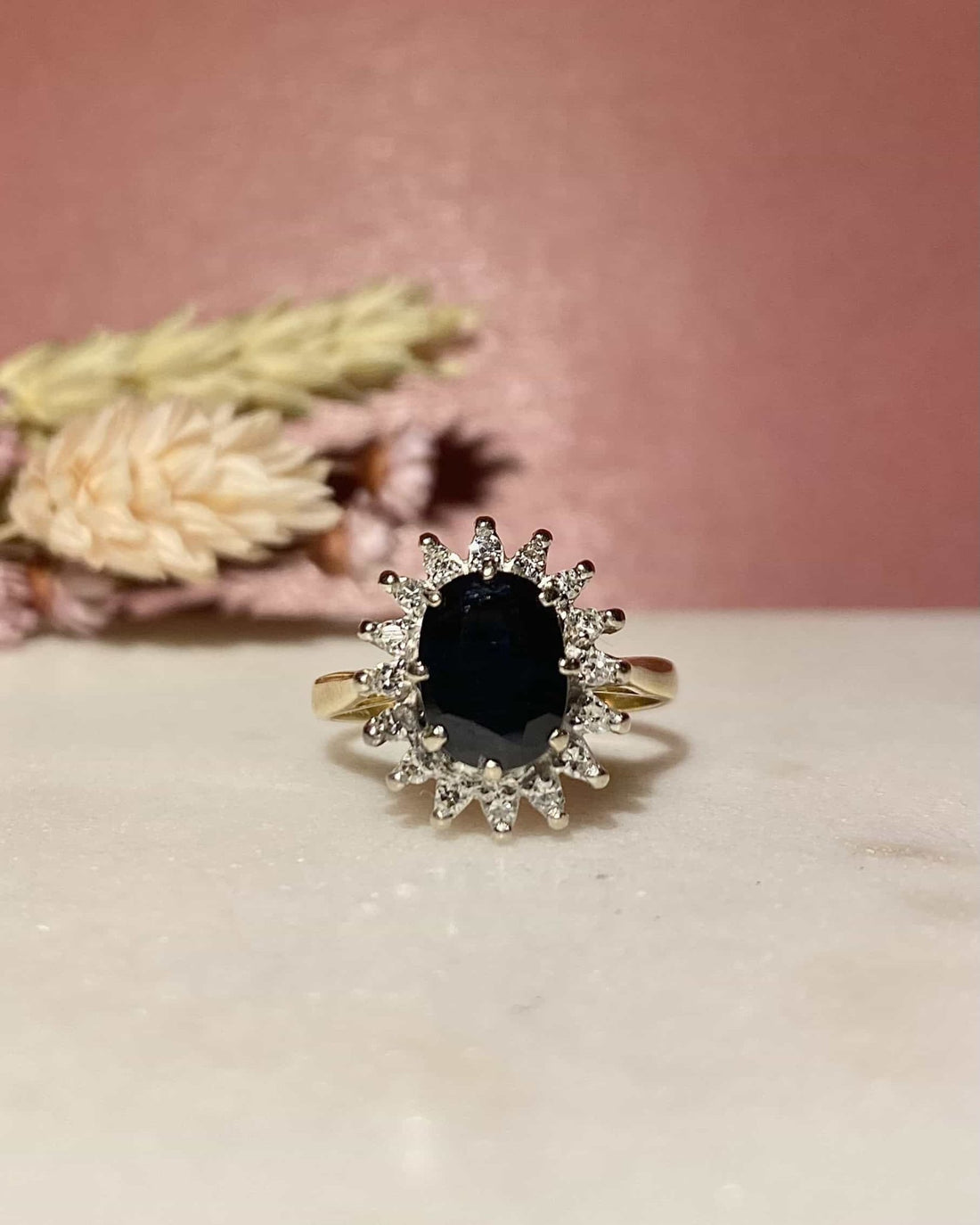 Bague Marguerite Saphir 1.90 Carat &amp; 16 Diamants &quot;Raya&quot; - Elliade Paris