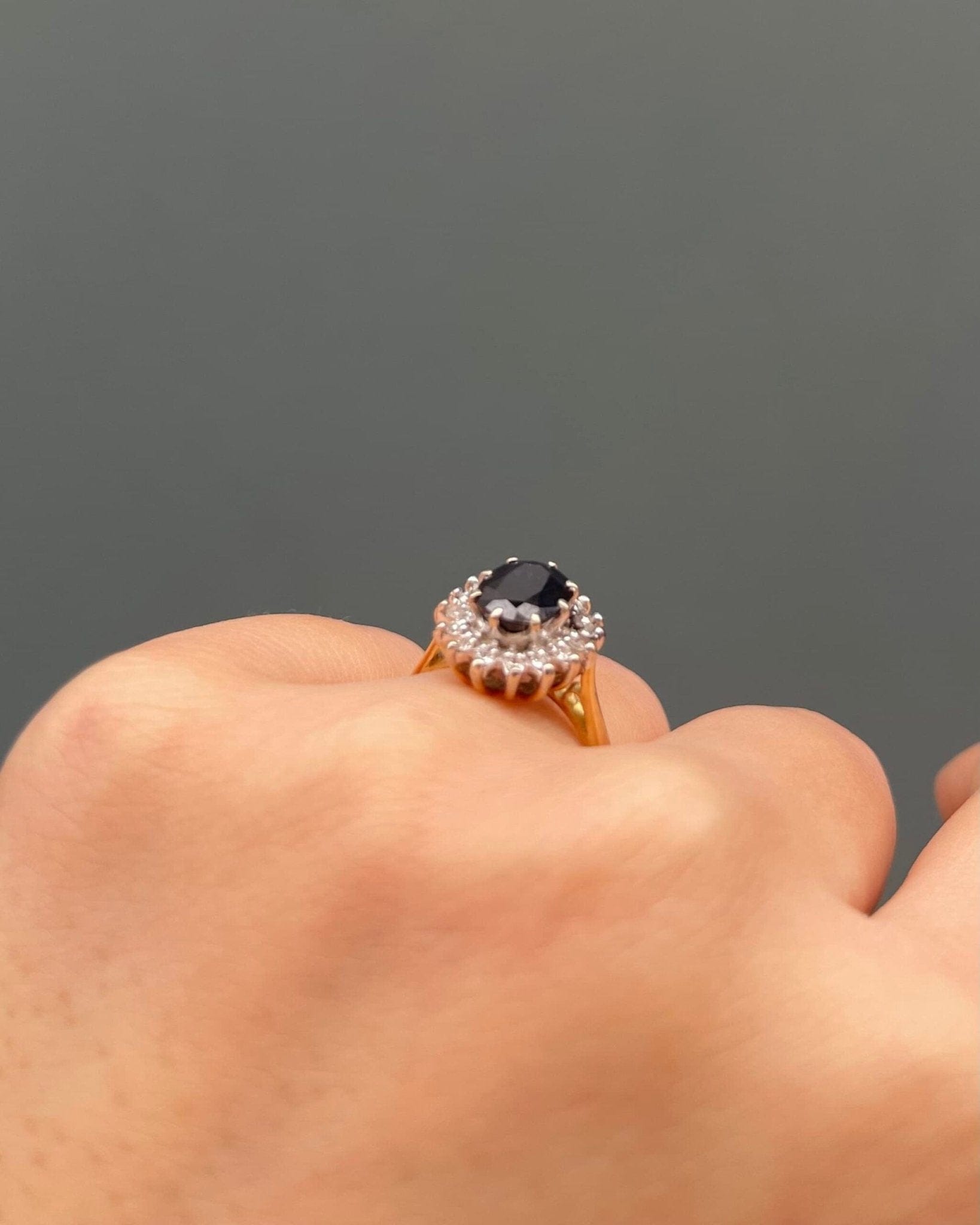 Bague Marguerite Saphir 1.90 Carat &amp; 16 Diamants "Raya" - Elliade Paris