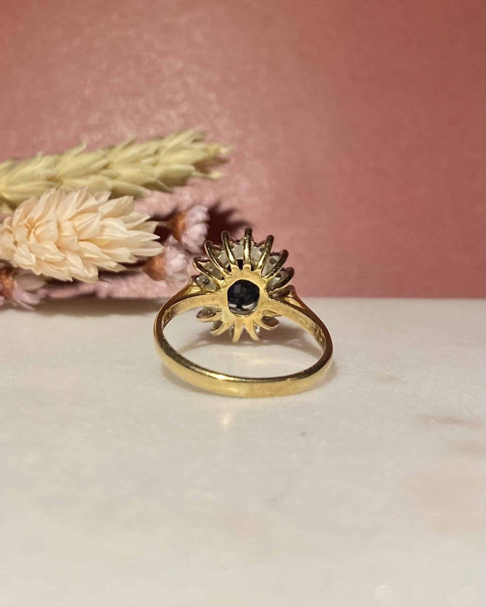 Bague Marguerite Saphir 1.90 Carat &amp; 16 Diamants "Raya" - Elliade Paris