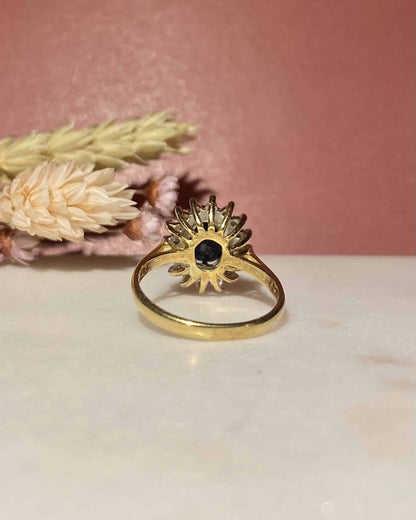 Bague Marguerite Saphir 1.90 Carat &amp; 16 Diamants &quot;Raya&quot; - Elliade Paris