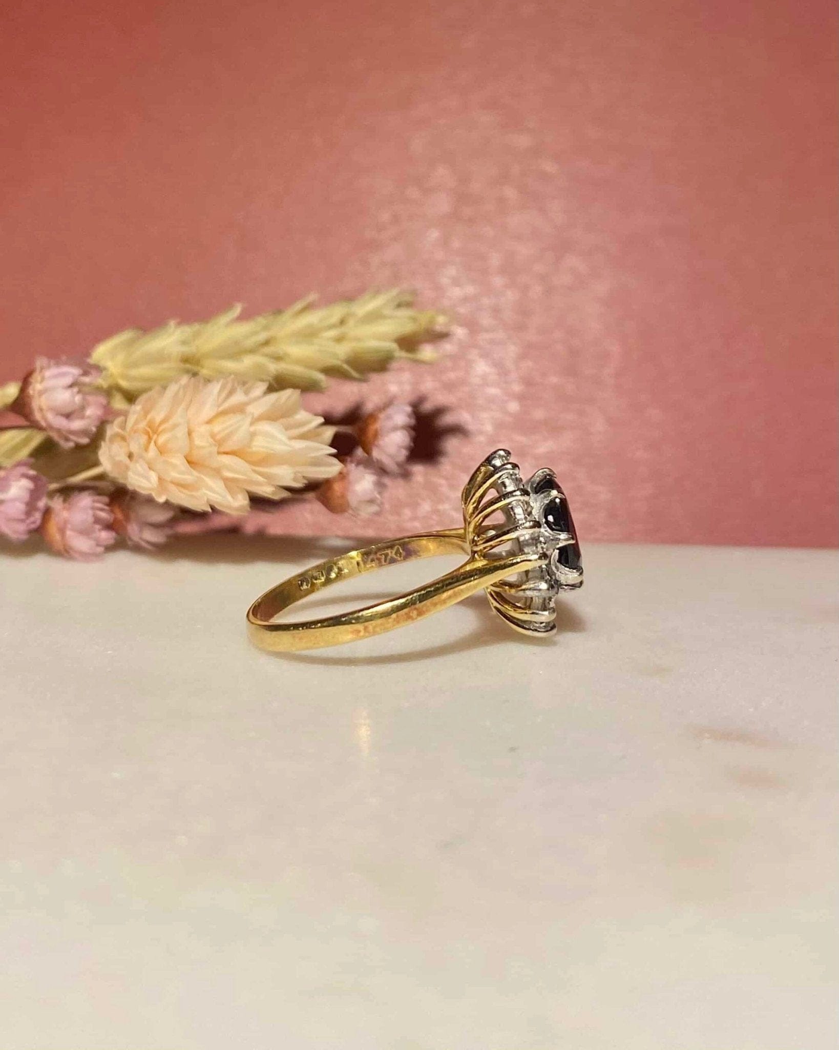 Bague Marguerite Saphir 1.90 Carat &amp; 16 Diamants "Raya" - Elliade Paris