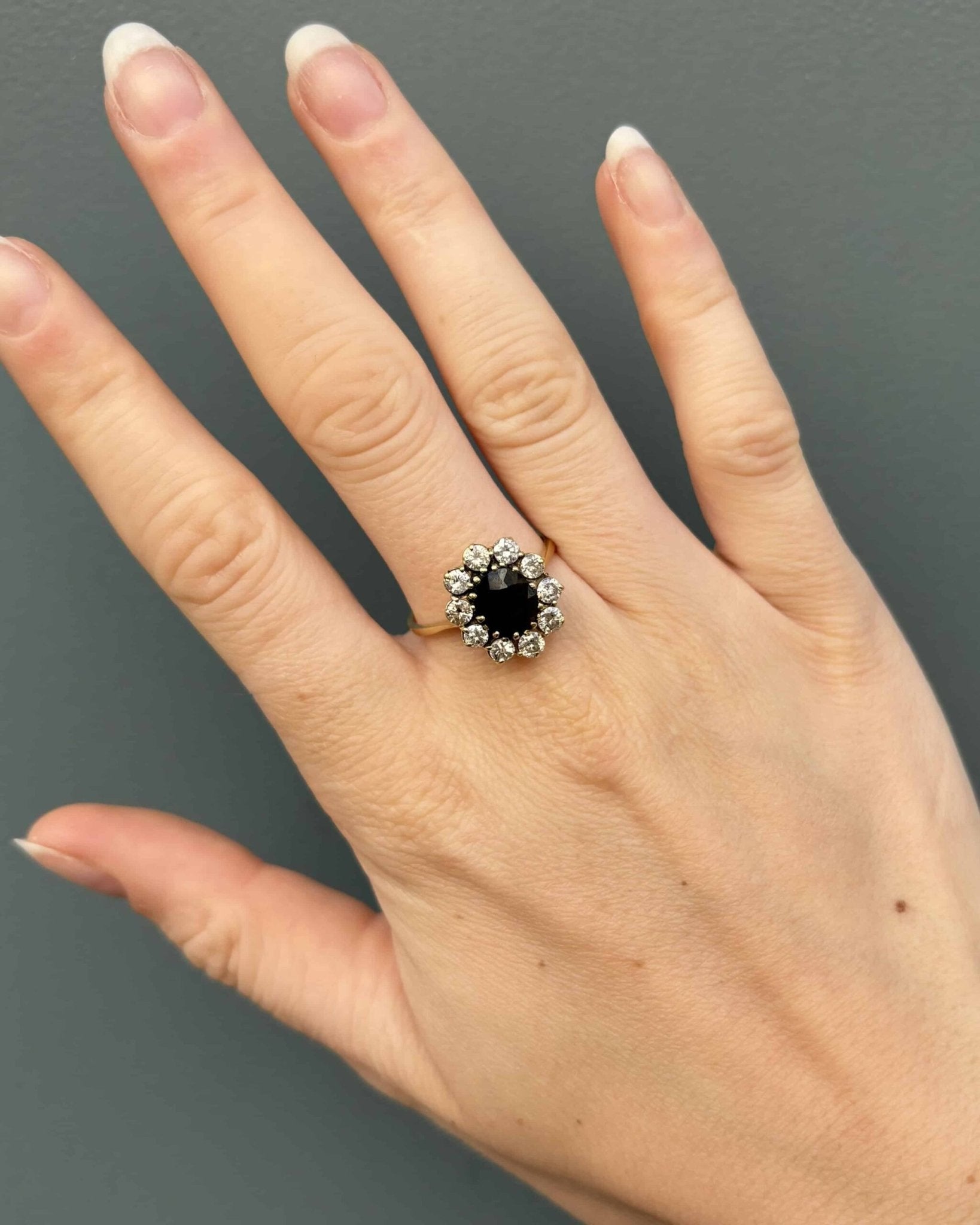 Bague Marguerite Saphir 1.90 Carat &amp; Diamants 0.90 Carat "Emmie" - Elliade Paris