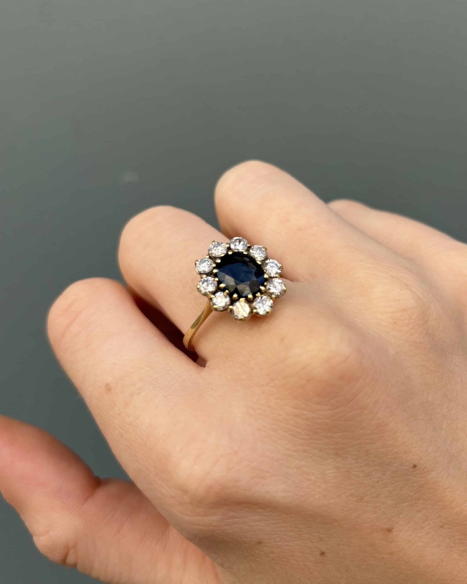 Bague Marguerite Saphir 1.90 Carat &amp; Diamants 0.90 Carat "Emmie" - Elliade Paris