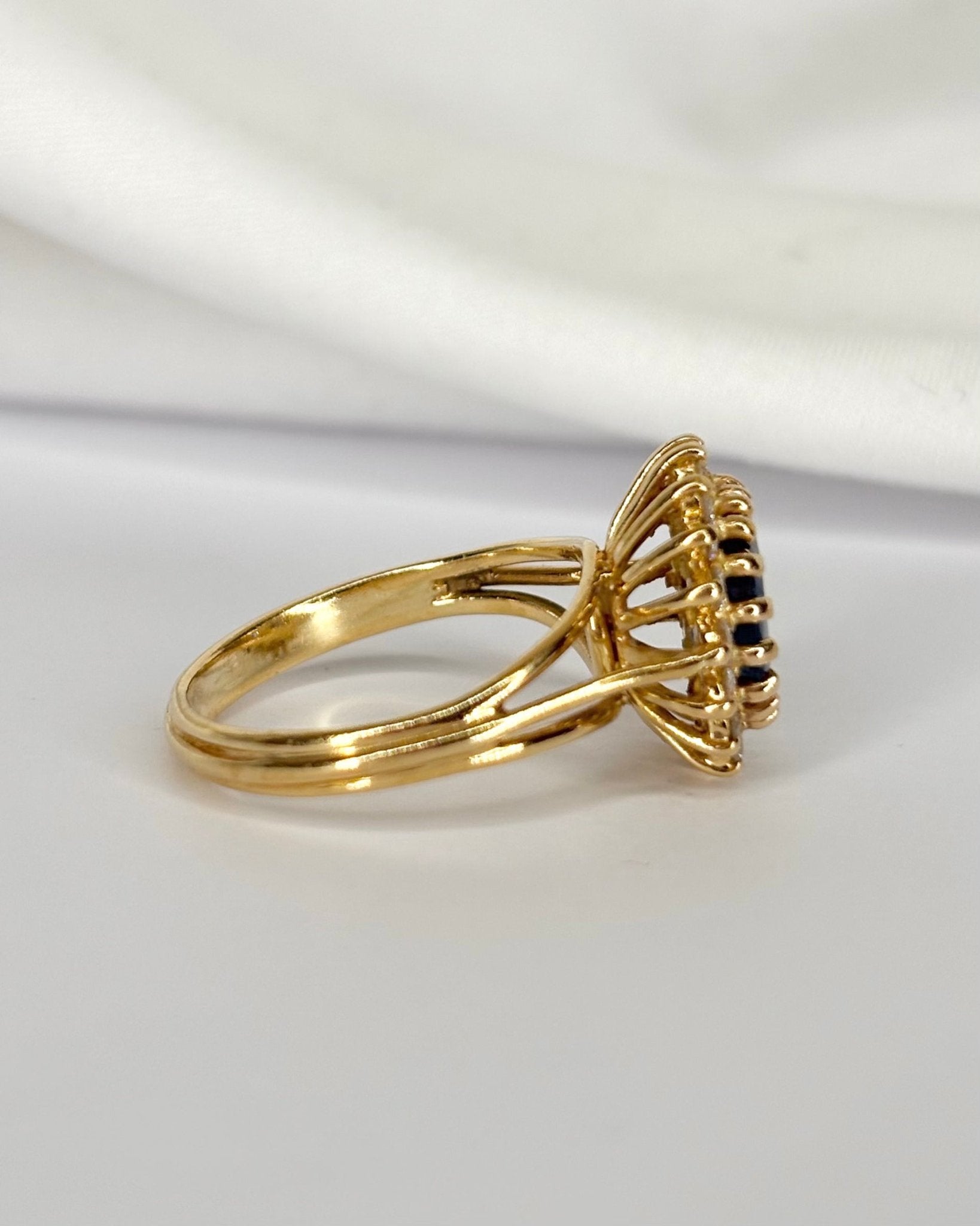 Bague Marguerite Saphir 1.94 carat &amp; Diamants 0.40 carat "Elena" - Elliade Paris