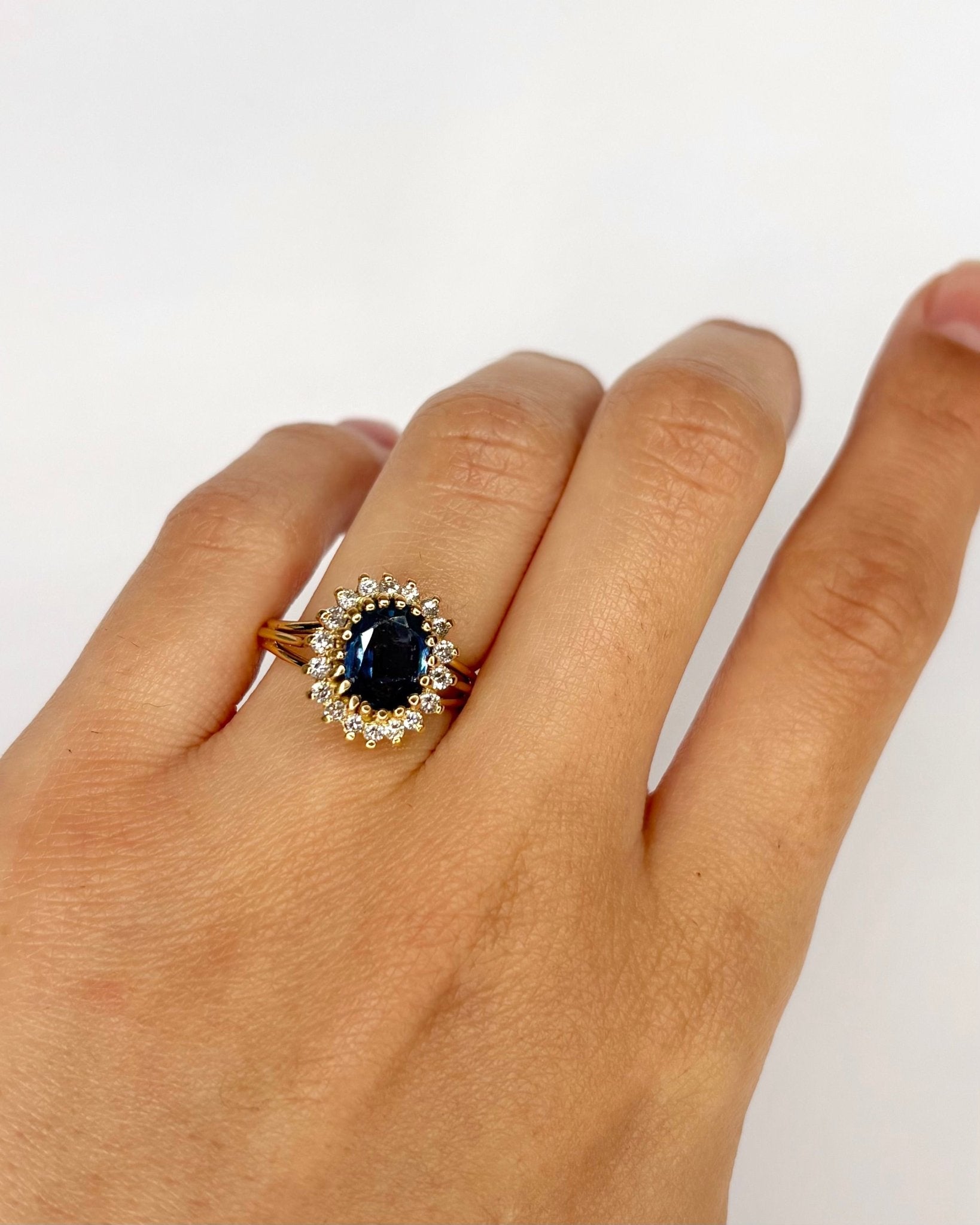 Bague Marguerite Saphir 1.94 carat &amp; Diamants 0.40 carat "Elena" - Elliade Paris