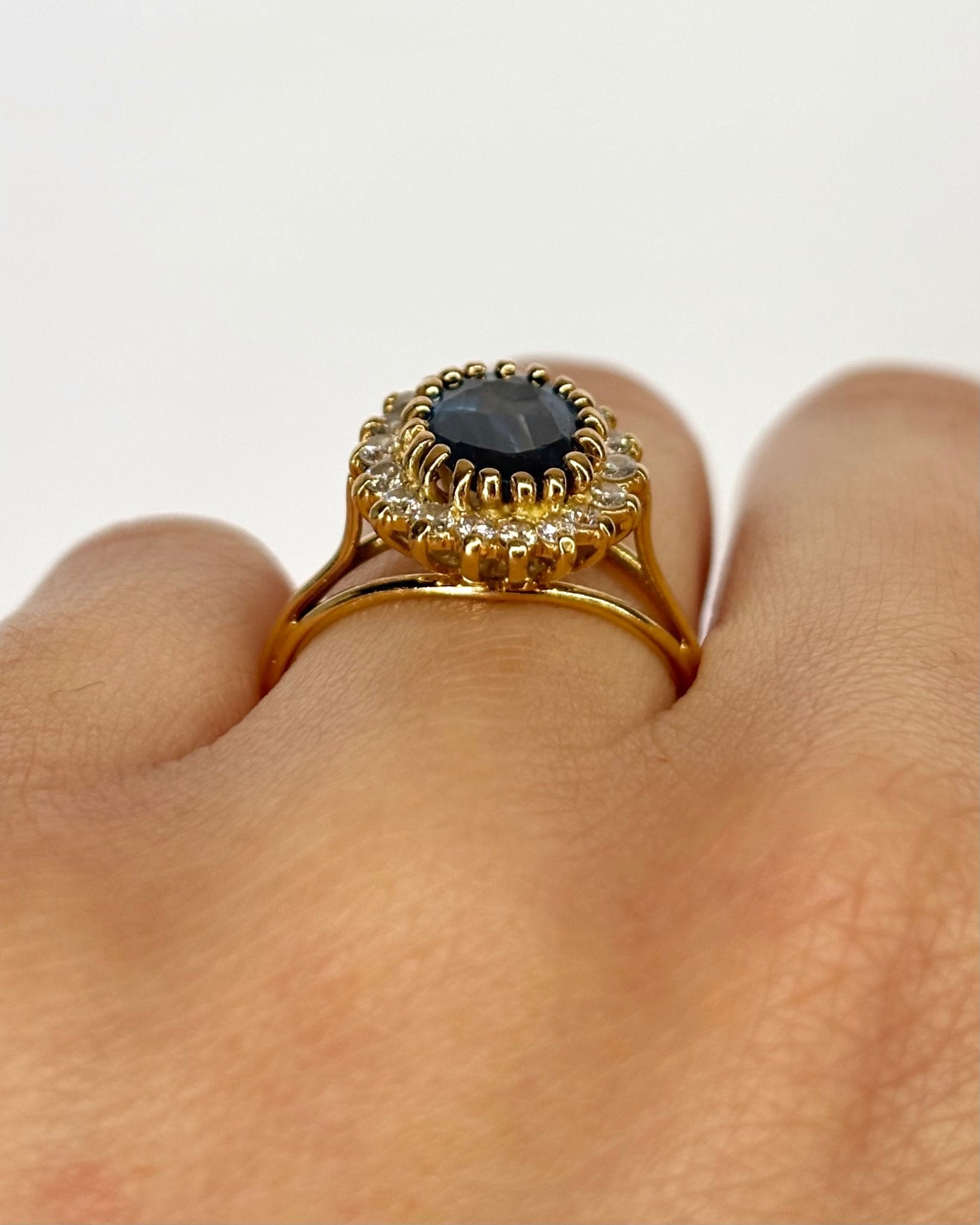 Bague Marguerite Saphir 1.94 carat &amp; Diamants 0.40 carat "Elena" - Elliade Paris