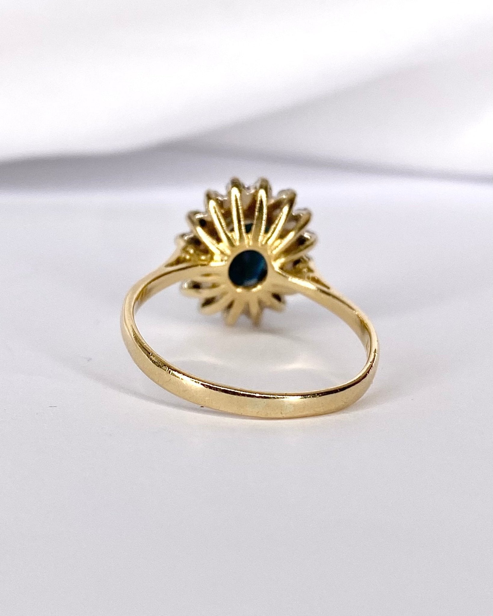 Bague Marguerite Saphir 2 carats &amp; 16 Diamants "Ariella" - Elliade Paris
