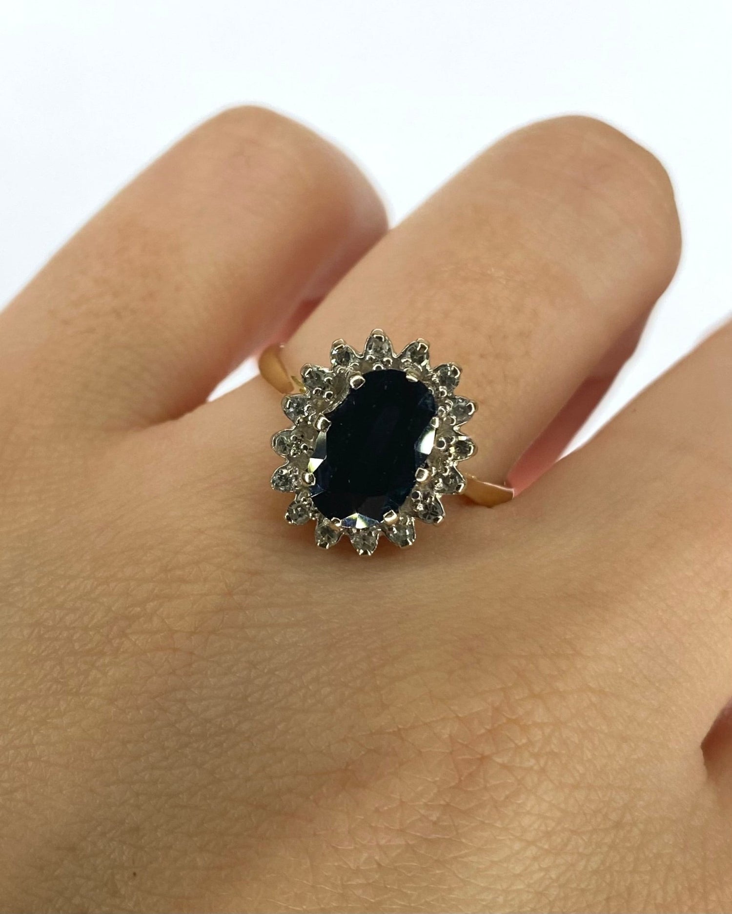 Bague Marguerite Saphir 2 carats &amp; 16 Diamants "Ariella" - Elliade Paris
