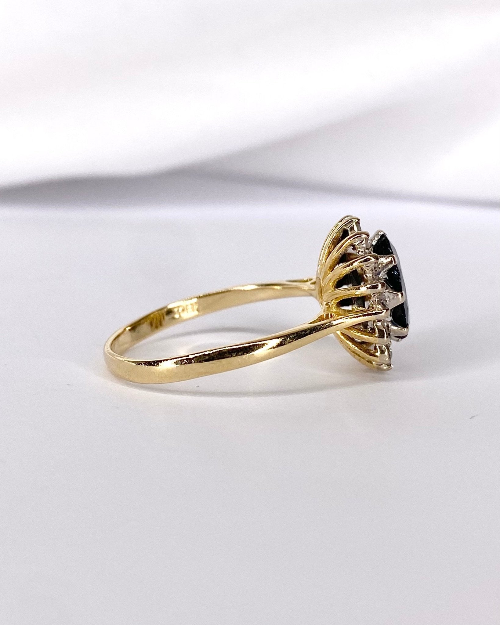 Bague Marguerite Saphir 2 carats &amp; 16 Diamants "Ariella" - Elliade Paris