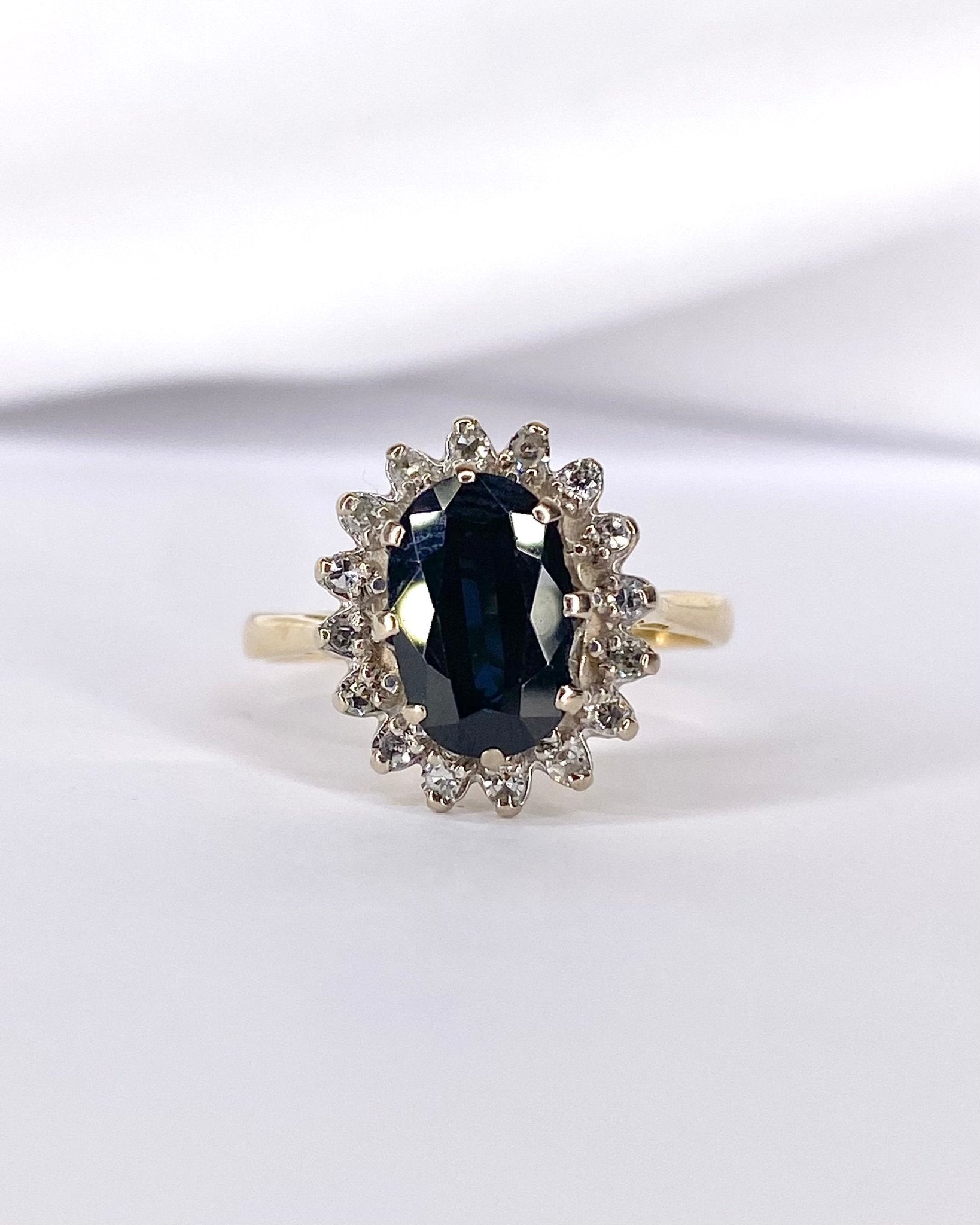 Bague Marguerite Saphir 2 carats &amp; 16 Diamants "Ariella" - Elliade Paris