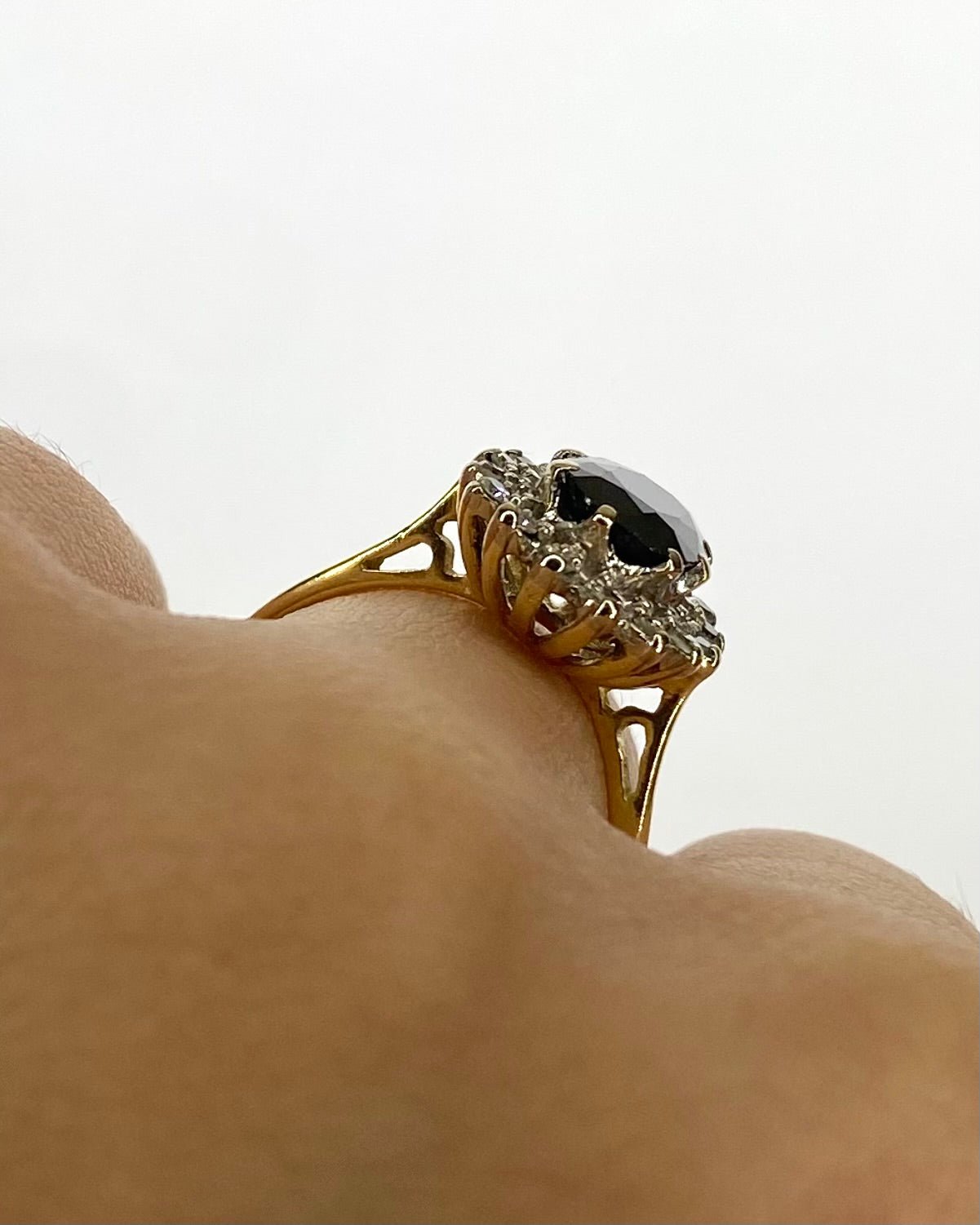 Bague Marguerite Saphir 2 carats &amp; 16 Diamants "Ariella" - Elliade Paris