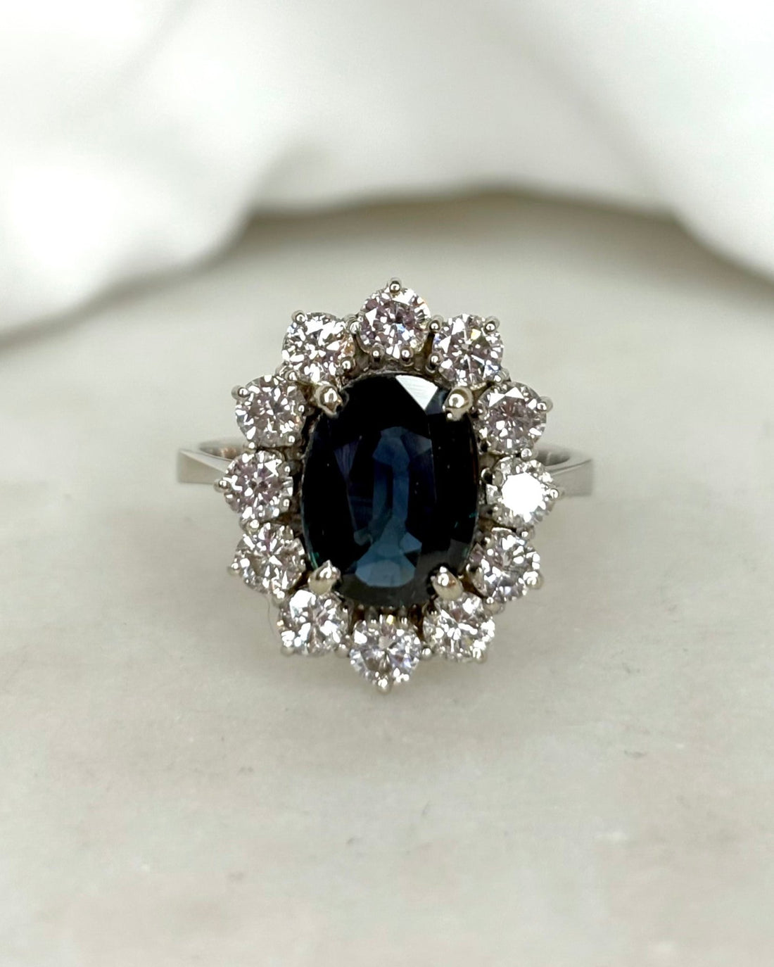 Bague Marguerite Saphir 2 carats &amp; Diamants 0.84 carat &quot;Coline&quot; - Elliade Paris