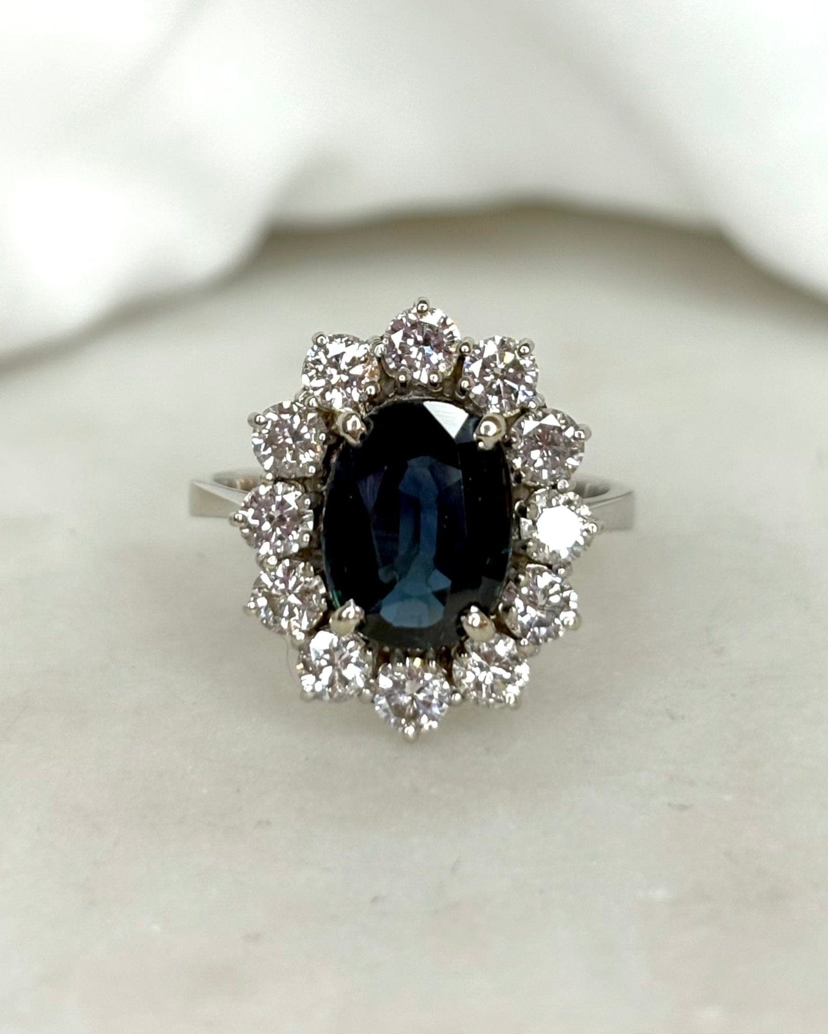 Bague Marguerite Saphir 2 carats &amp; Diamants 0.84 carat "Coline" - Elliade Paris