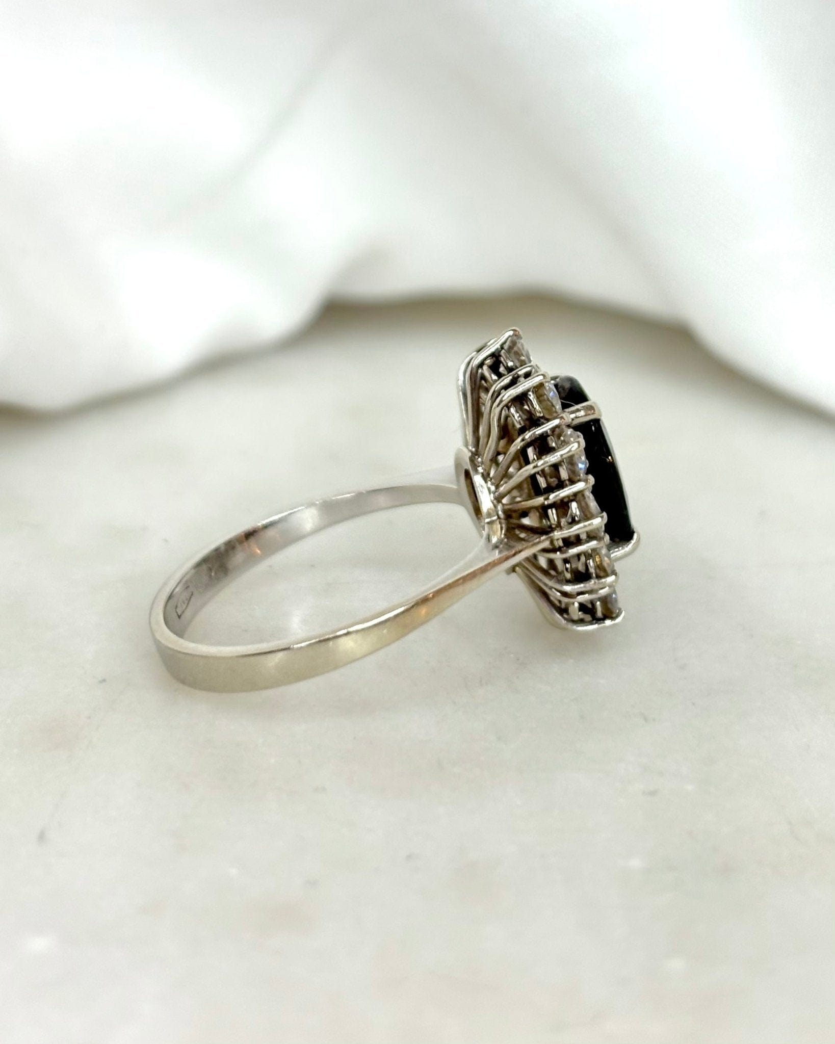 Bague Marguerite Saphir 2 carats &amp; Diamants 0.84 carat "Coline" - Elliade Paris
