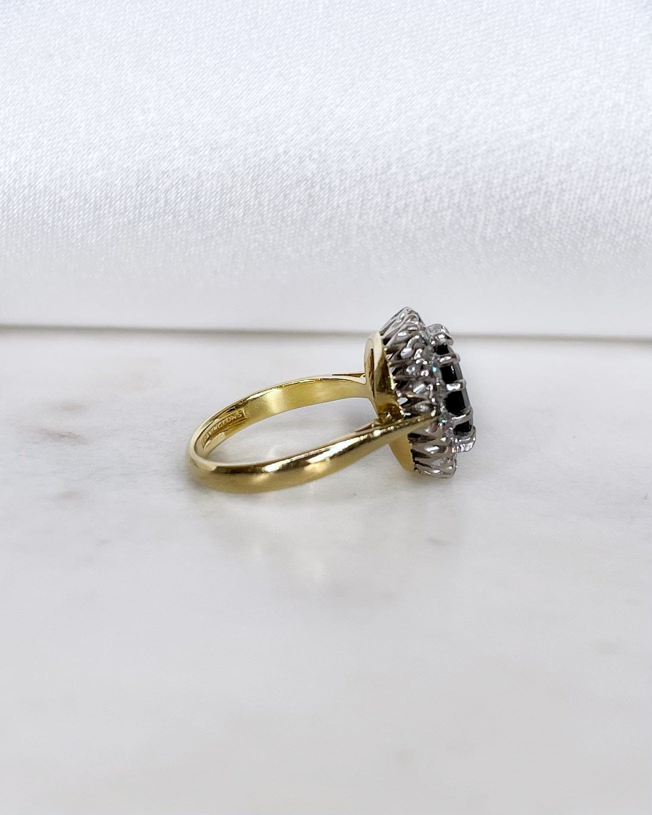 Bague Marguerite Saphir 2 carats &amp; Diamants "Aïnoa" - Elliade Paris