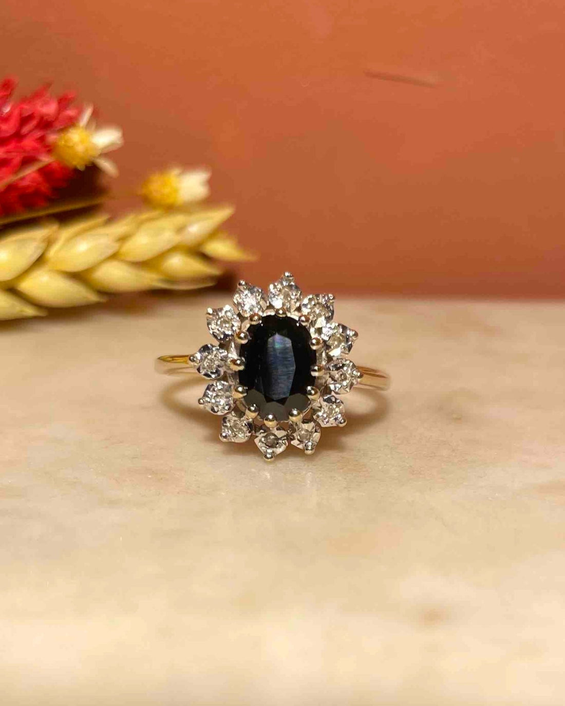 Bague Marguerite Saphir 2 carats &amp; Diamants &quot;Alexa&quot; - Elliade Paris