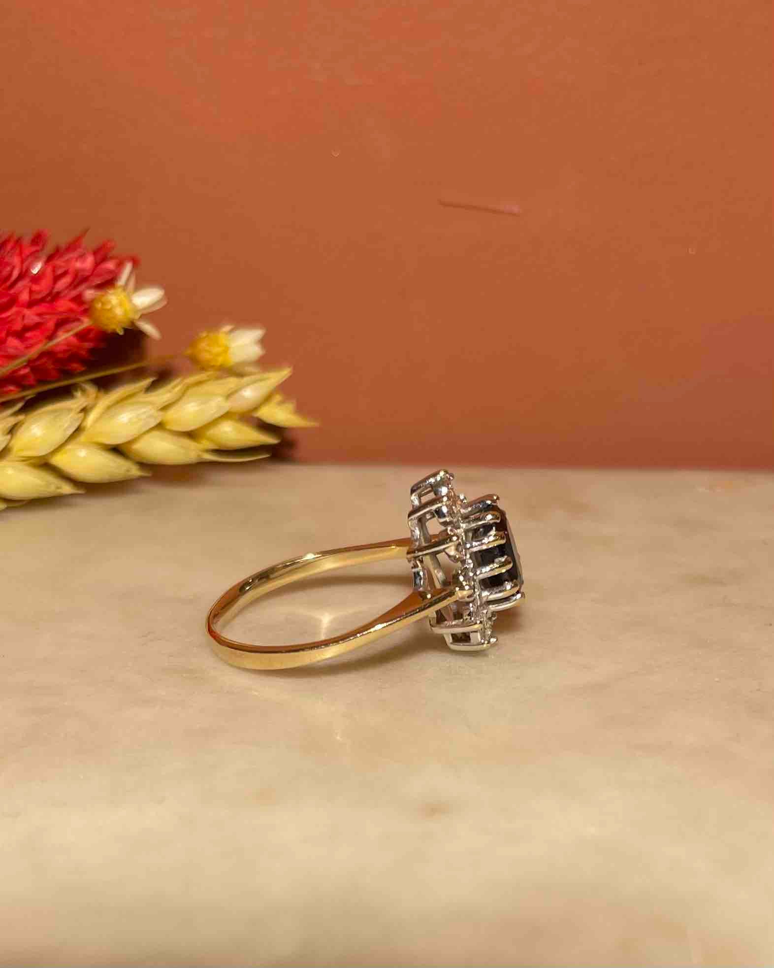Bague Marguerite Saphir 2 carats &amp; Diamants "Alexa" - Elliade Paris