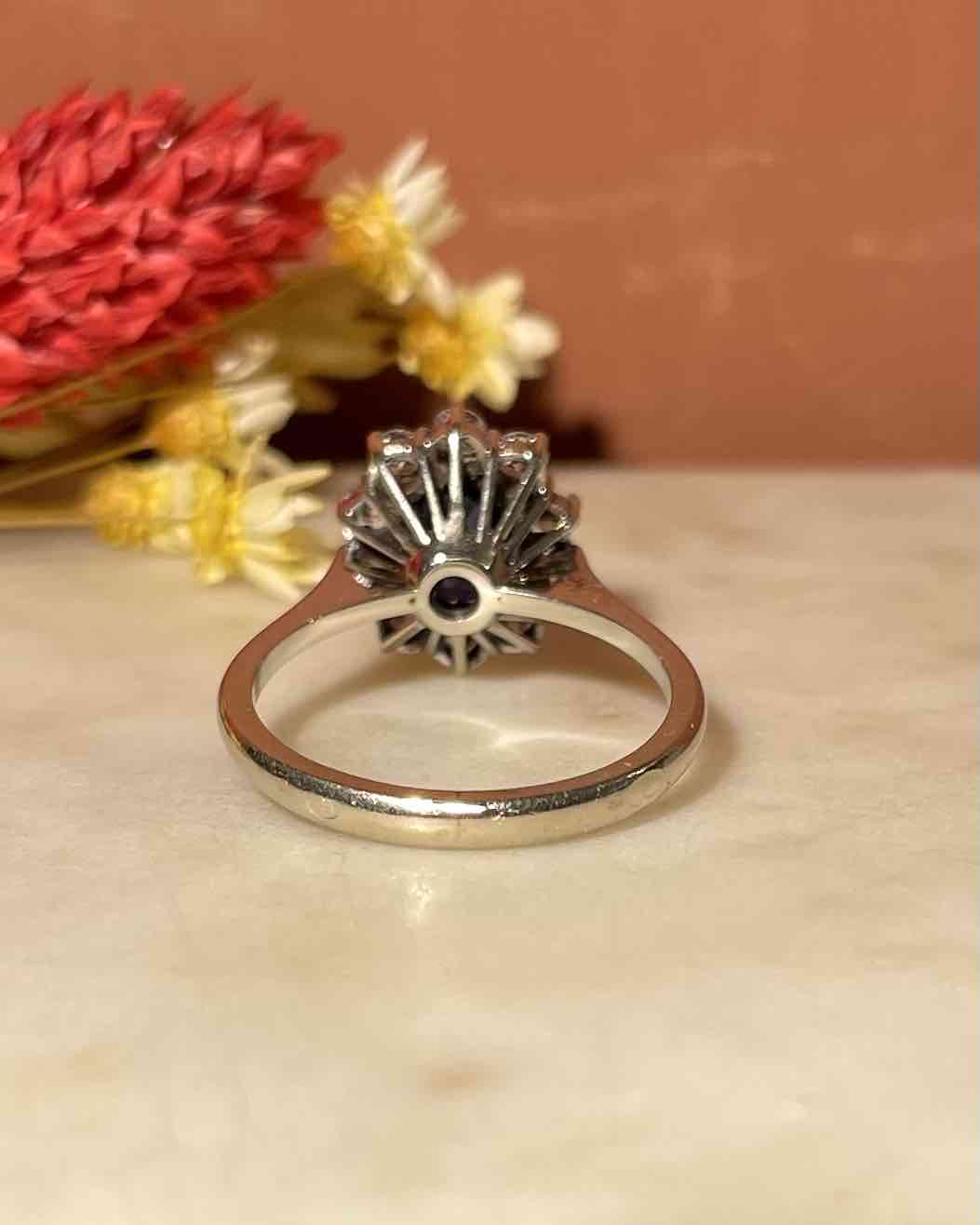 Bague Marguerite Saphir 2 carats &amp; Diamants "Saroïse" - Elliade Paris