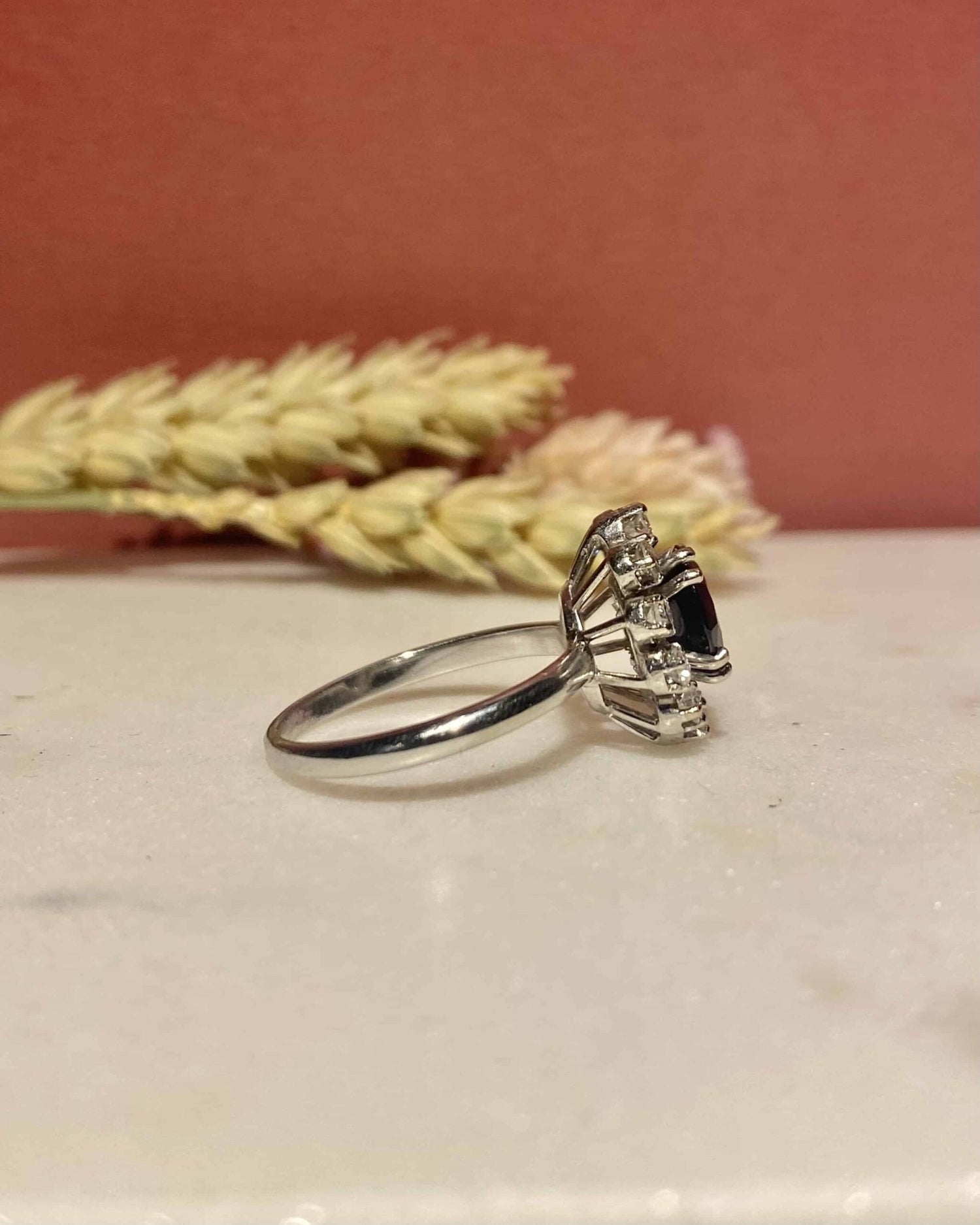 Bague Marguerite Saphir 2 Carats &amp; Diamants &quot;Vivo&quot; - Elliade Paris