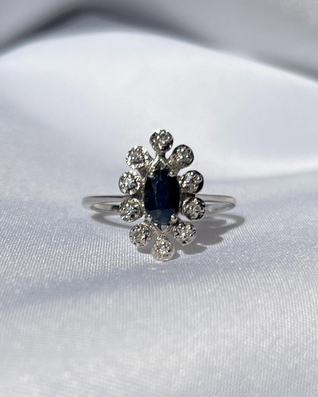 Anillo &quot;Stella&quot; Daisy con zafiro y diamantes