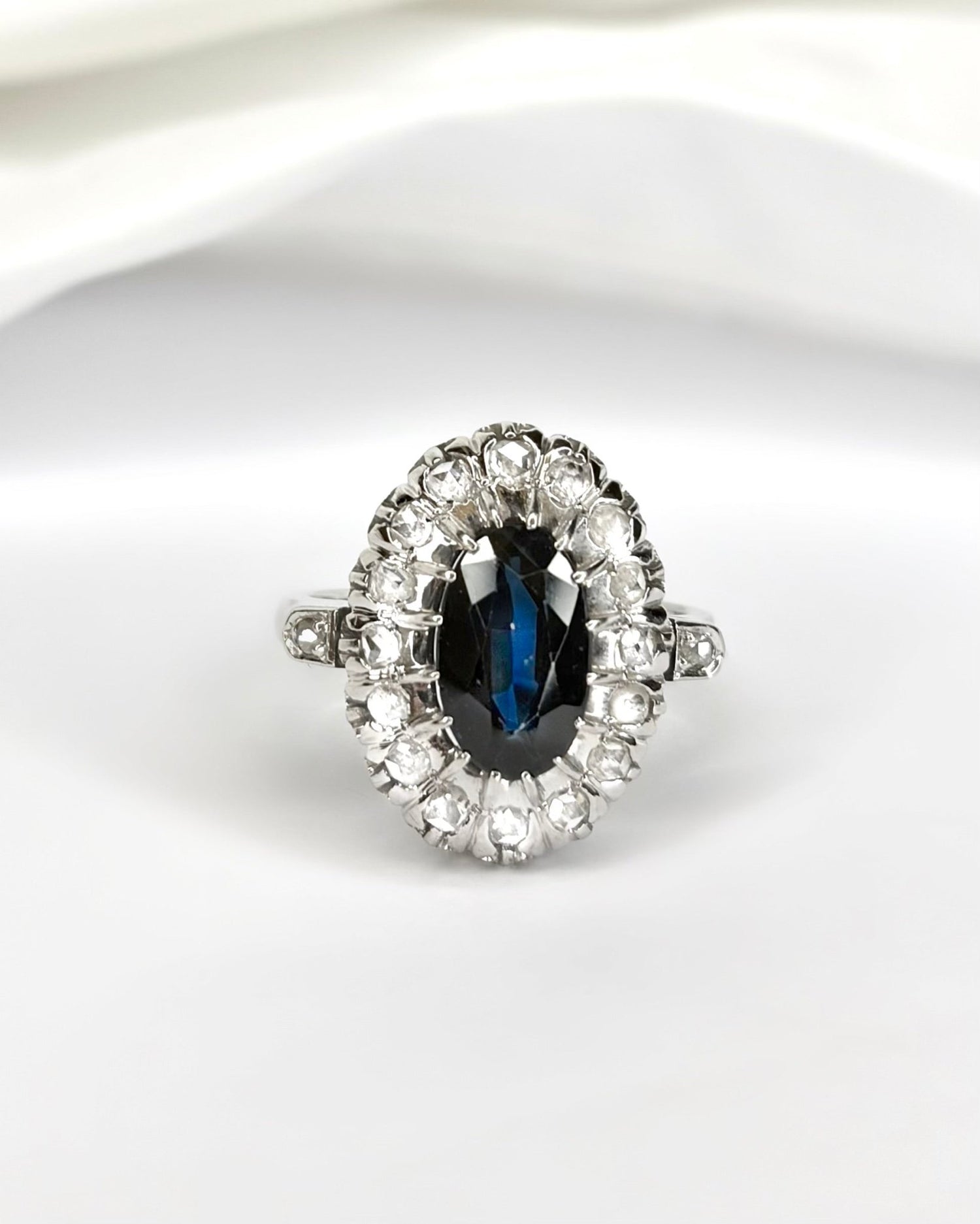 Bague Marguerite Saphir 2.05 carats, Diamants 0.21 carat &amp; Or 6,55g "Marnie" - Elliade Paris