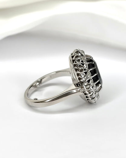 Bague Marguerite Saphir 2.05 carats, Diamants 0.21 carat &amp; Or 6,55g "Marnie" - Elliade Paris