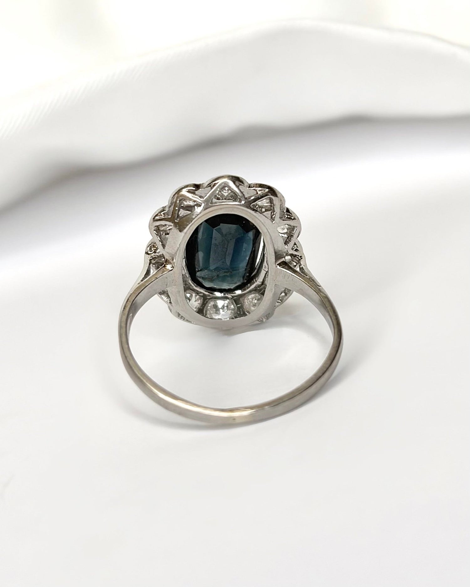 Bague Marguerite Saphir 2.05 cts &amp; Diamants 0.48 ct "Sixtine" - Elliade Paris