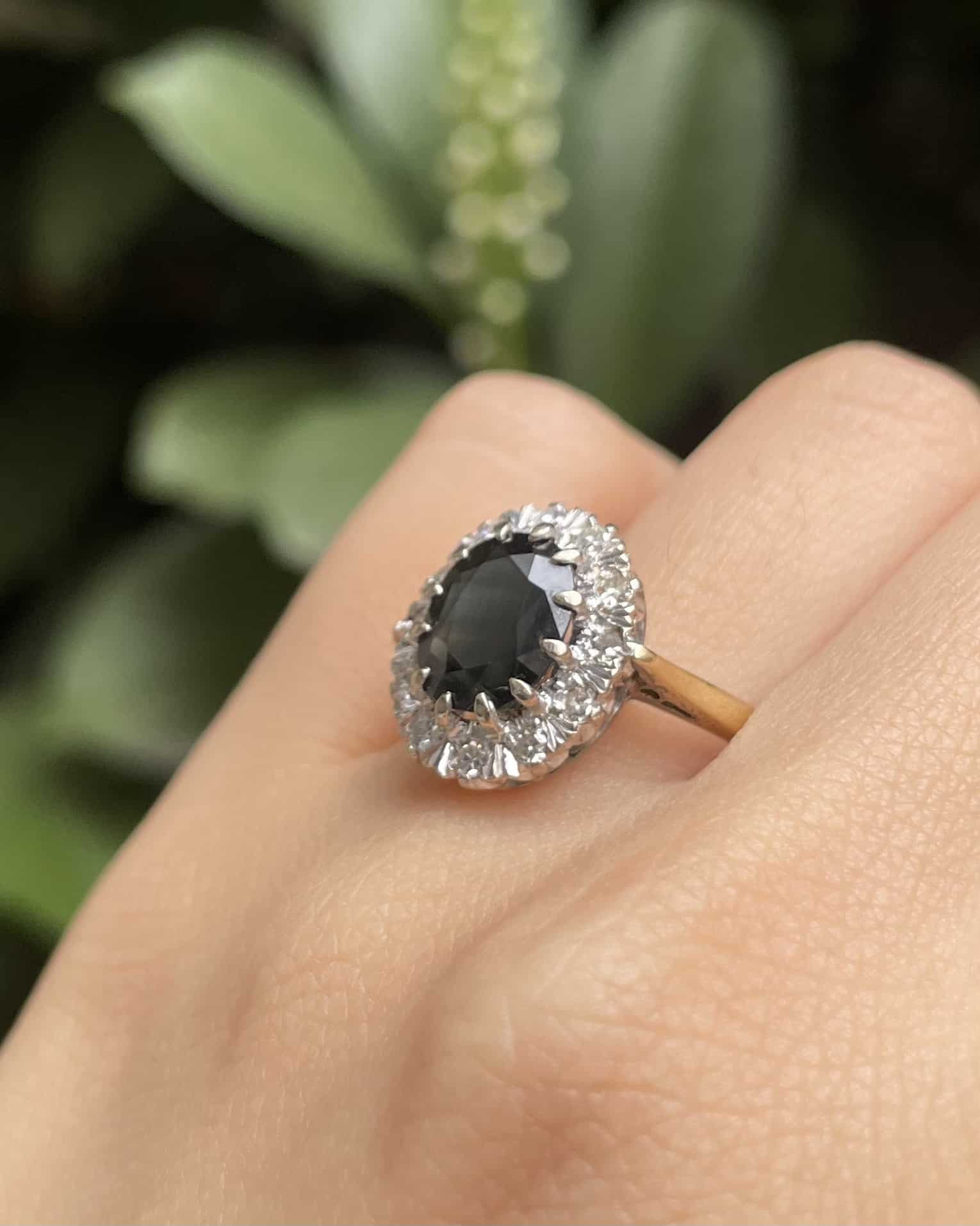 Bague Marguerite Saphir 2.15 Carats &amp; 12 Diamants "Mayeli" - Elliade Paris