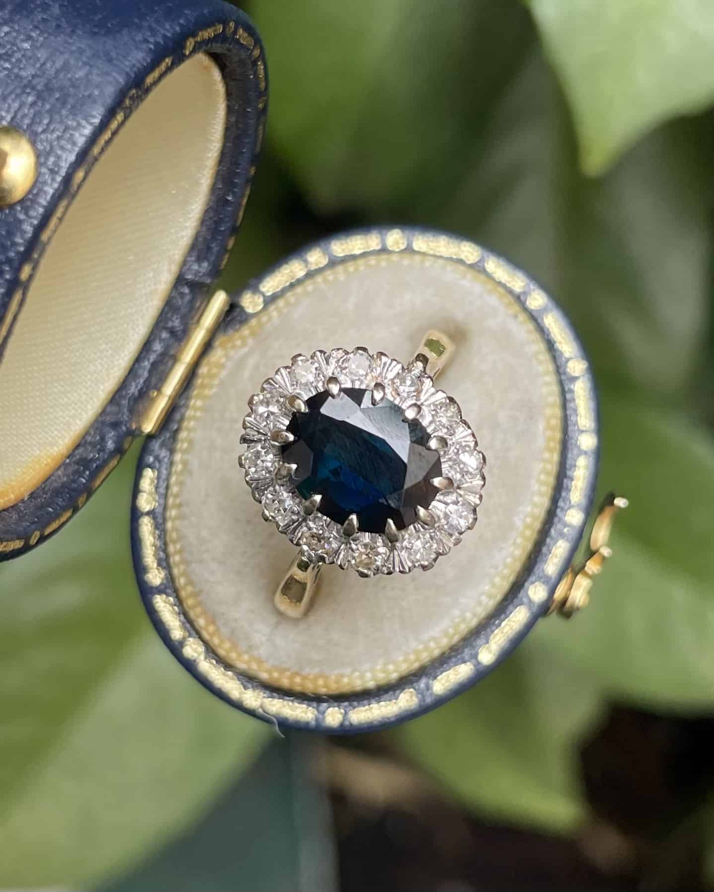 Bague Marguerite Saphir 2.15 Carats &amp; 12 Diamants "Mayeli" - Elliade Paris