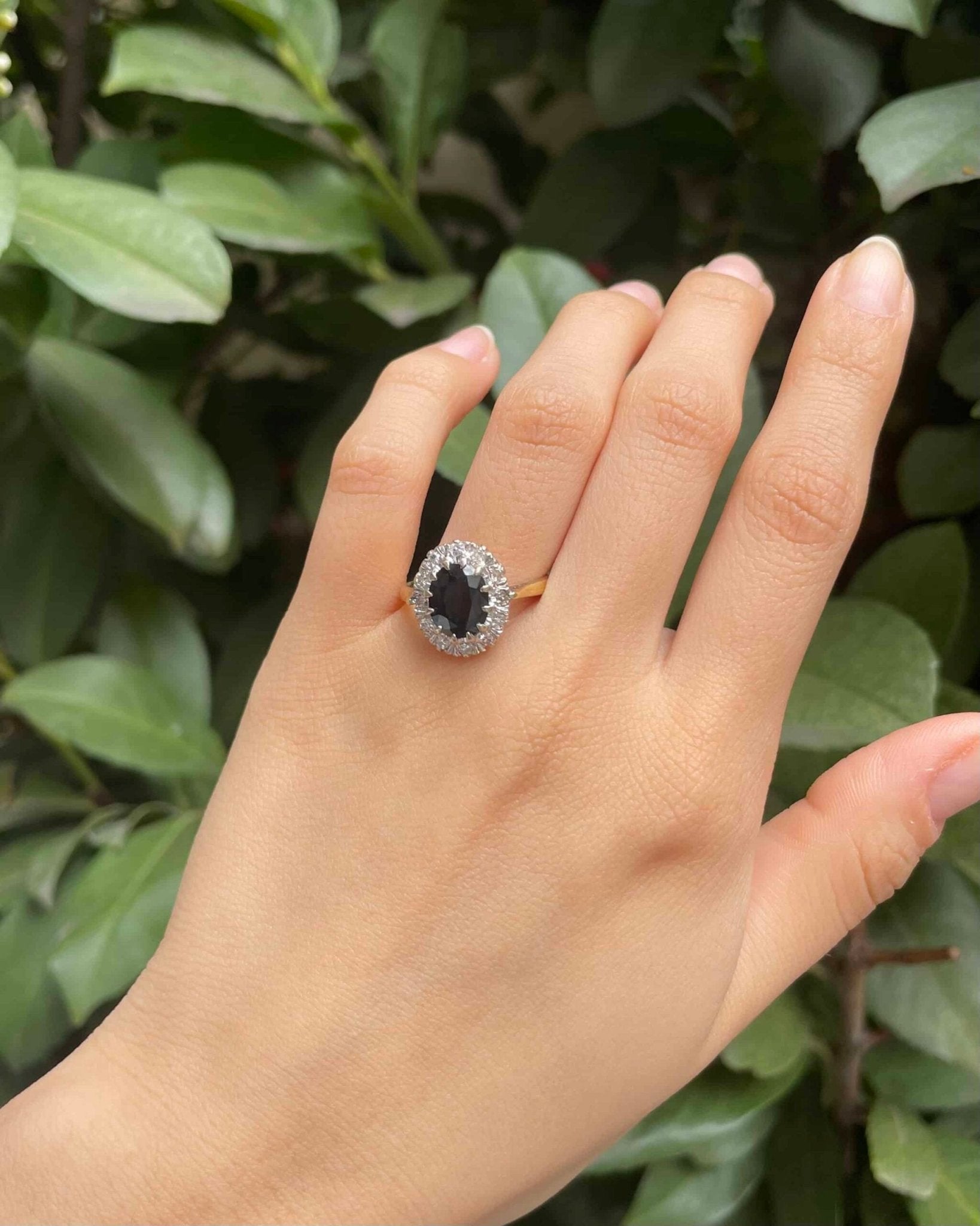 Bague Marguerite Saphir 2.15 Carats &amp; 12 Diamants "Mayeli" - Elliade Paris
