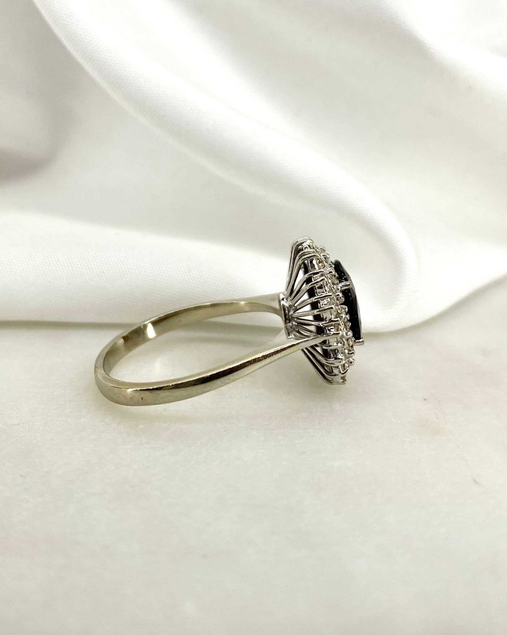 Bague Marguerite Saphir 2.20 carats &amp; Diamants 0.32 carat "Angèle" - Elliade Paris