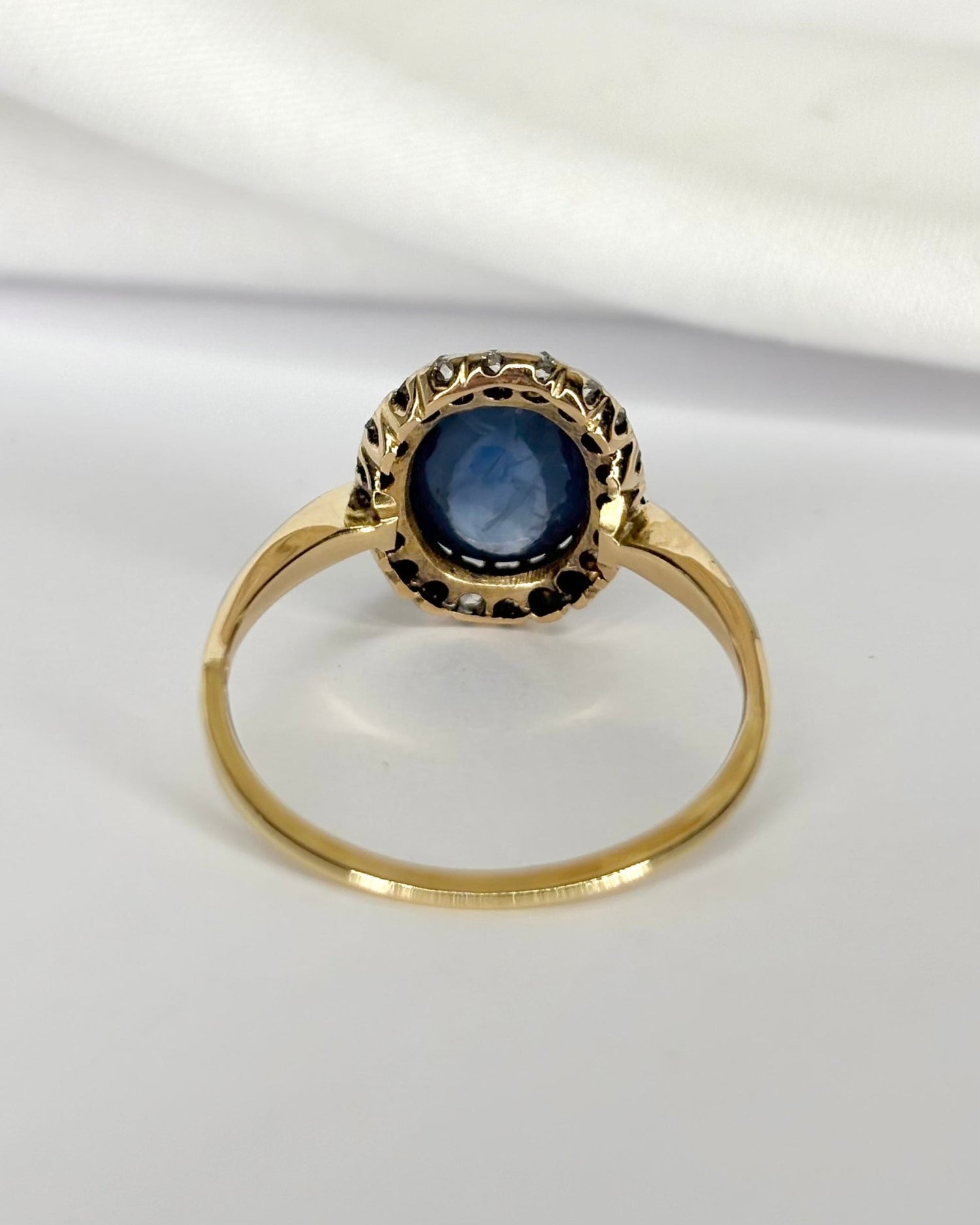 Bague Marguerite Saphir 2.20 carats &amp; Diamants "Vanessa" - Elliade Paris