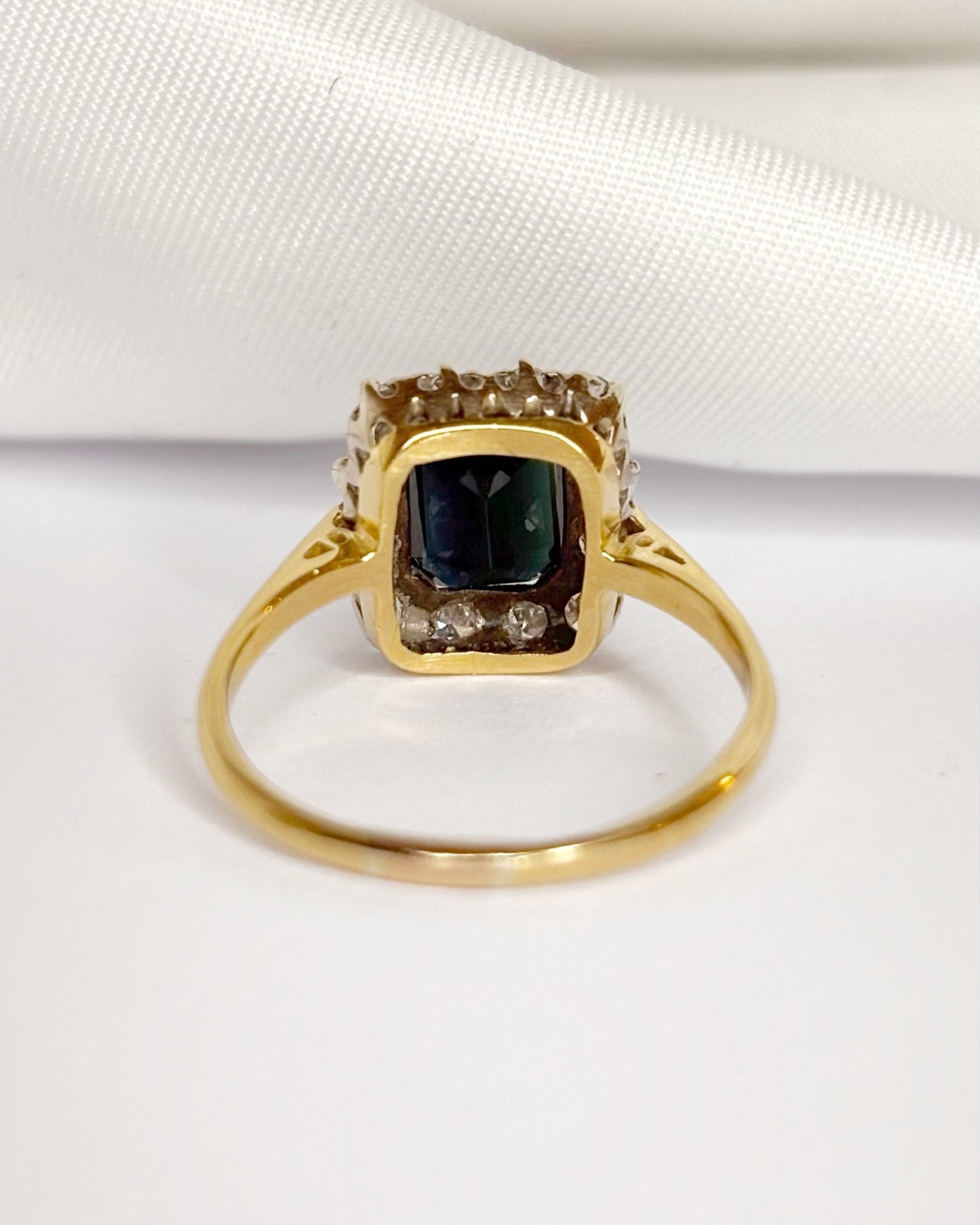 Bague Marguerite Saphir 2.25 carats &amp; Diamants "Flavia" - Elliade Paris