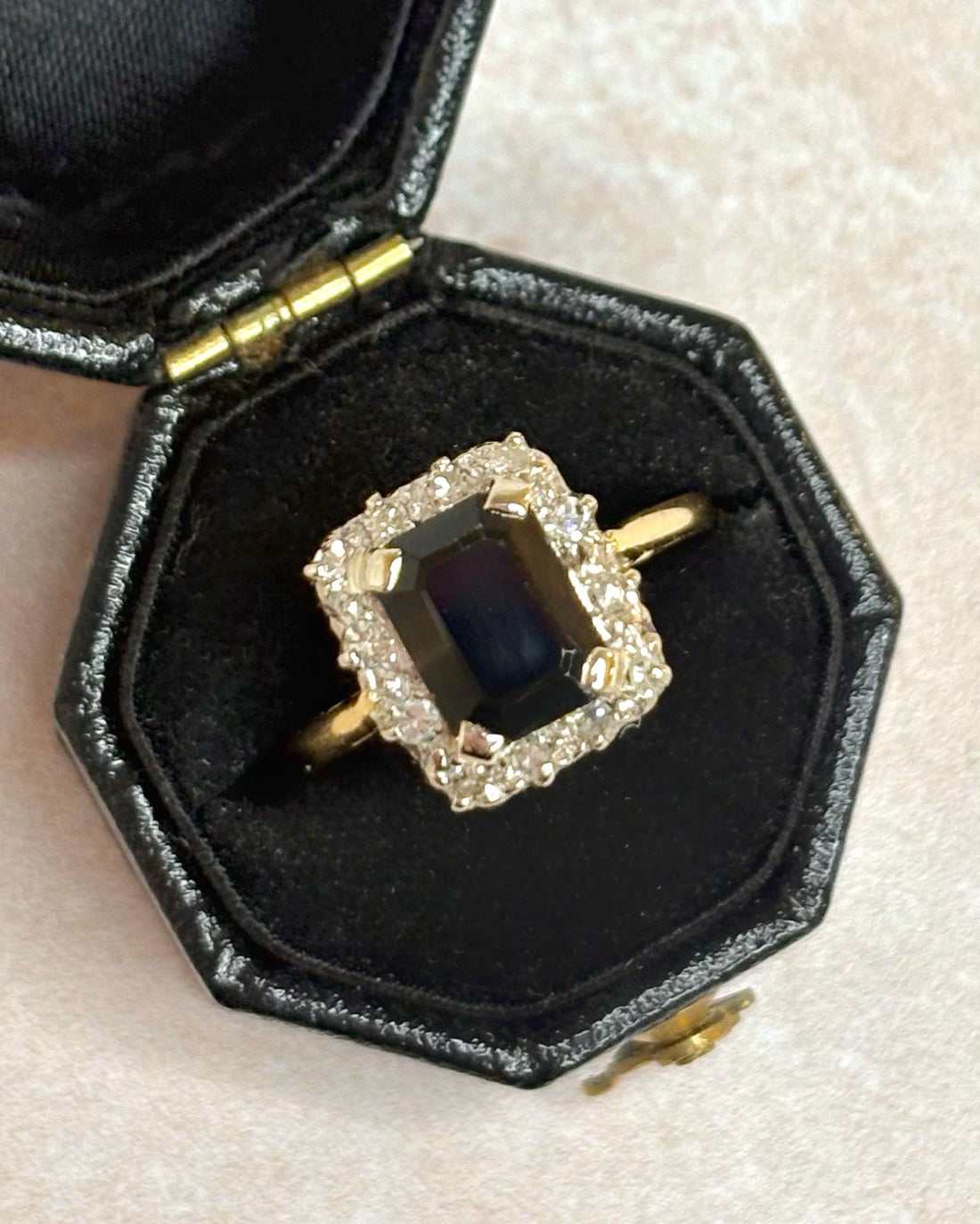 Bague Marguerite Saphir 2.25 carats &amp; Diamants "Flavia" - Elliade Paris