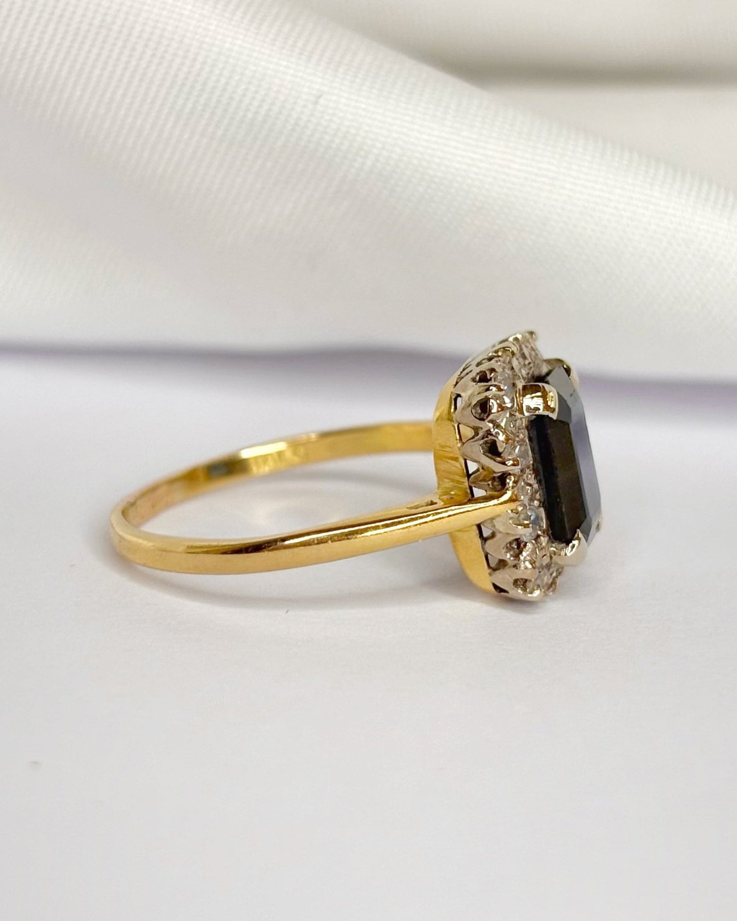 Bague Marguerite Saphir 2.25 carats &amp; Diamants "Flavia" - Elliade Paris