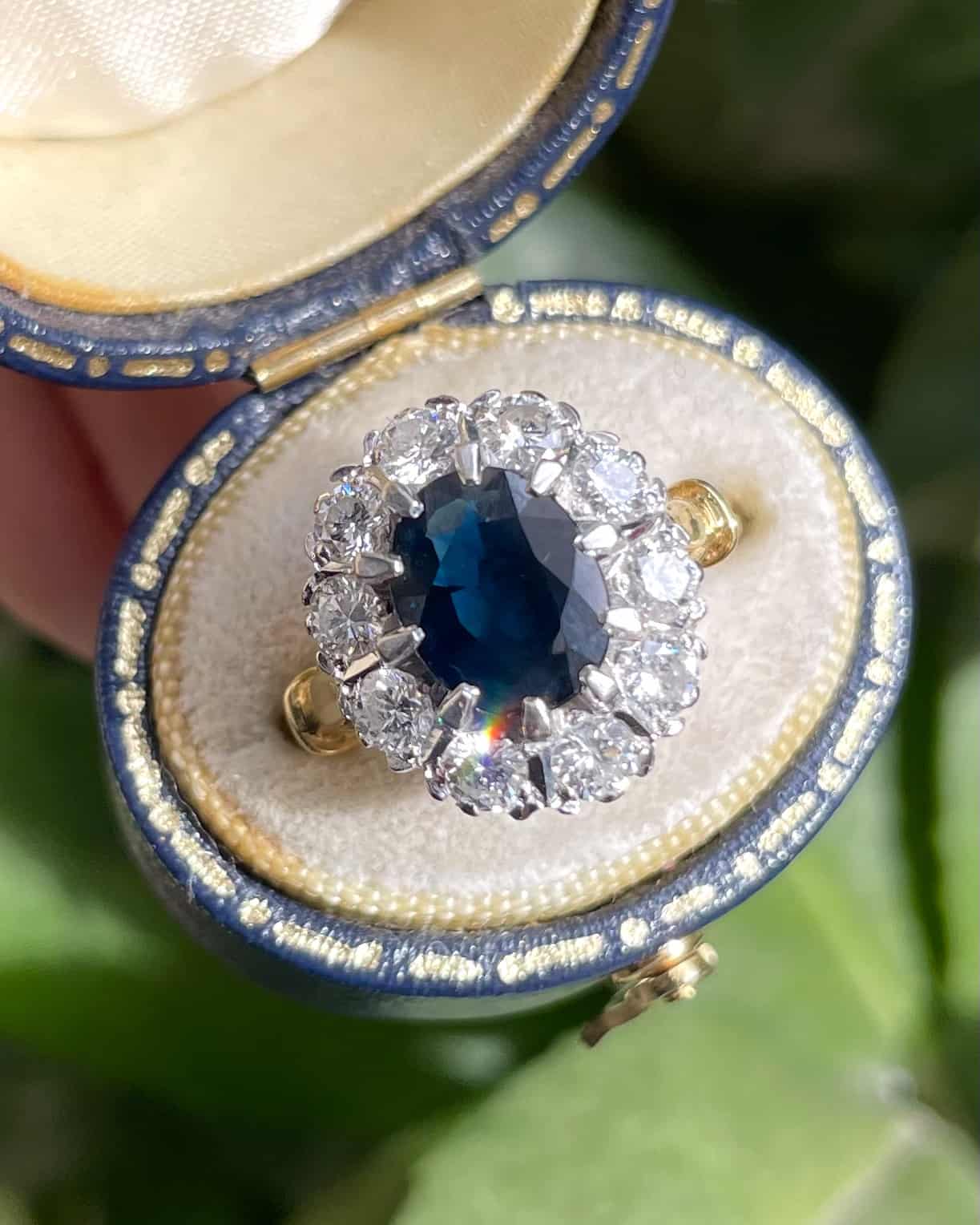 Bague Marguerite Saphir 2.30 Carats &amp; 10 Diamants "Everlee" - Elliade Paris