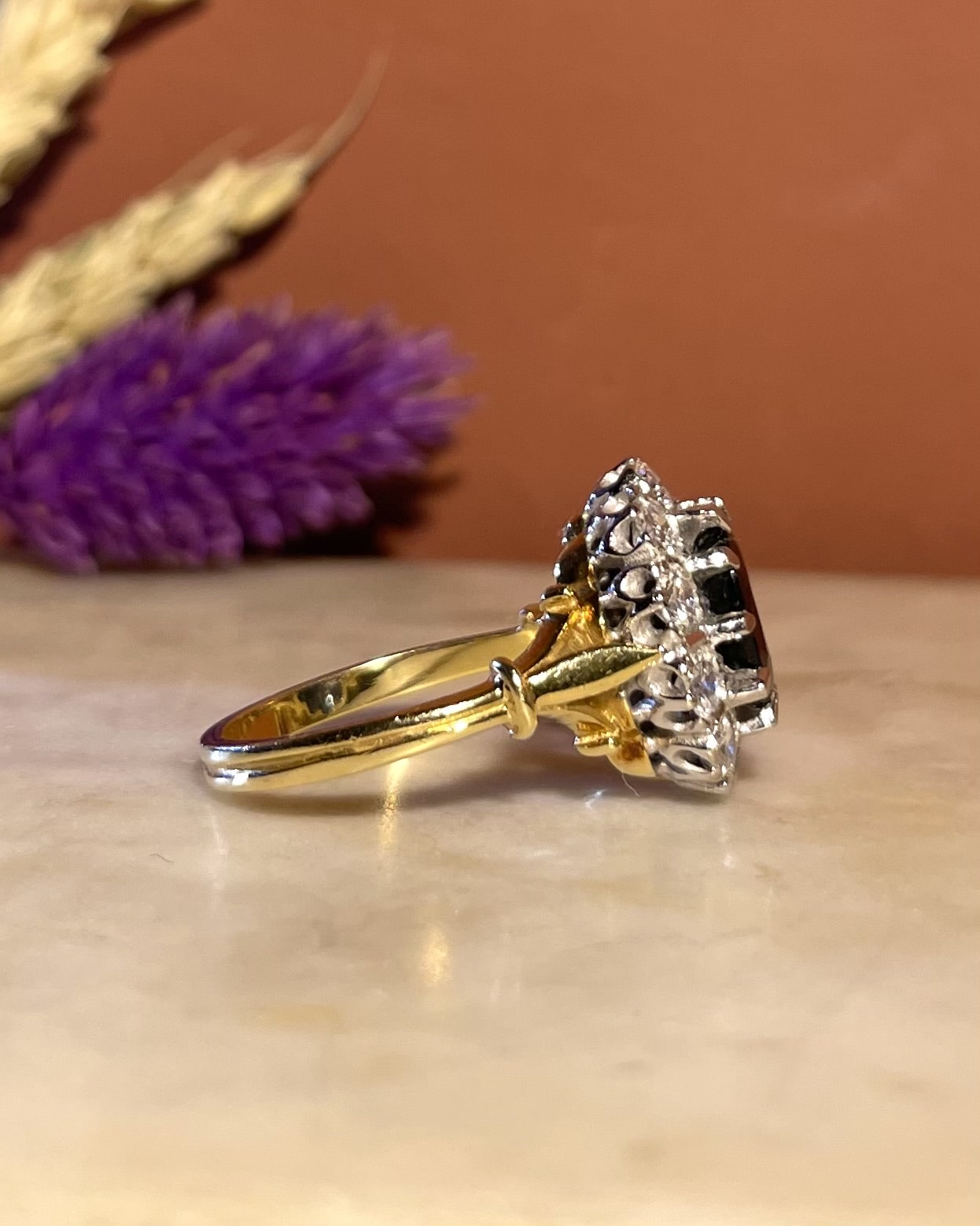 Bague Marguerite Saphir 2.30 Carats &amp; 10 Diamants "Everlee" - Elliade Paris