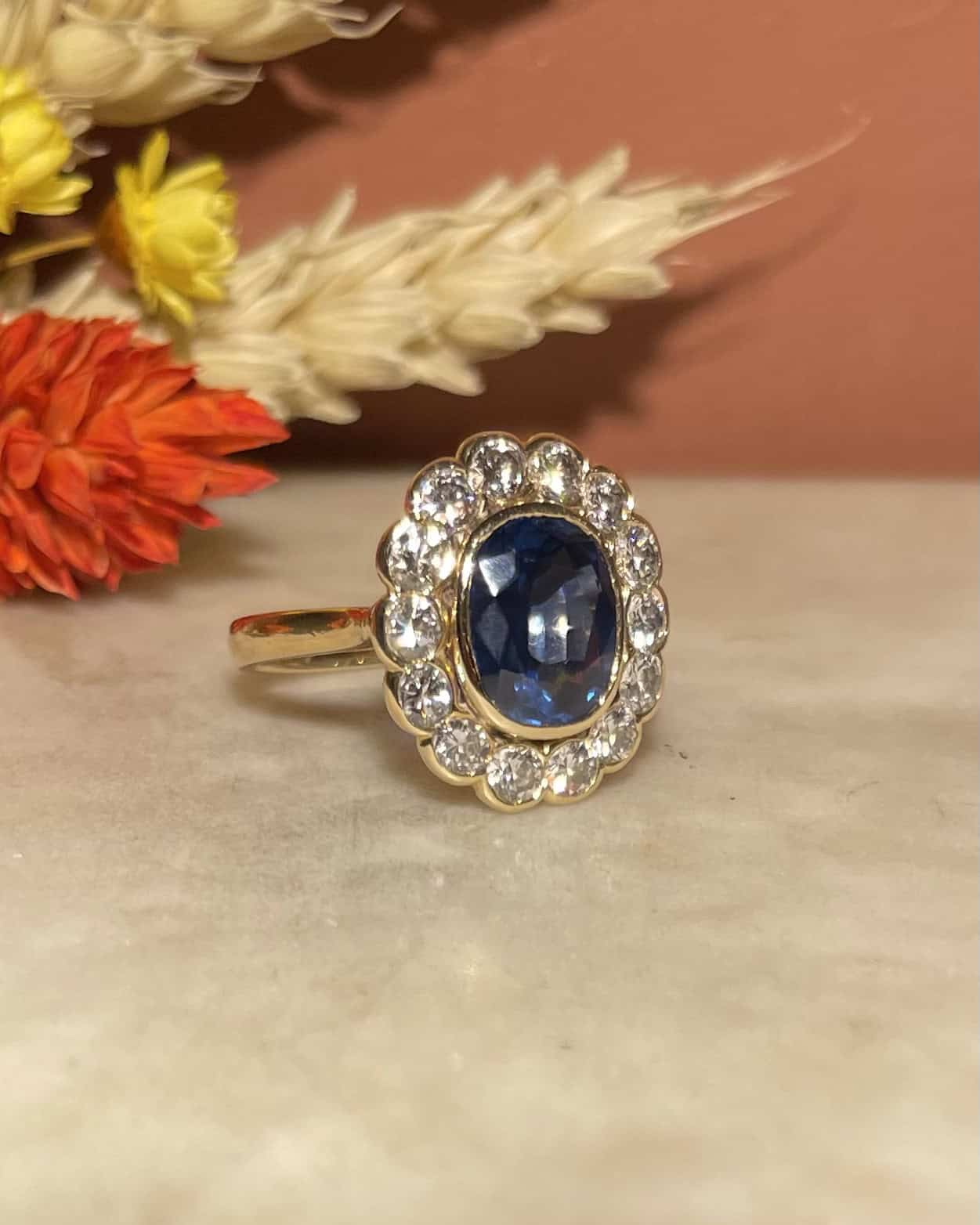 Bague Marguerite Saphir 2.30 carats &amp; Diamants 0.80 carat "Althéa" - Elliade Paris