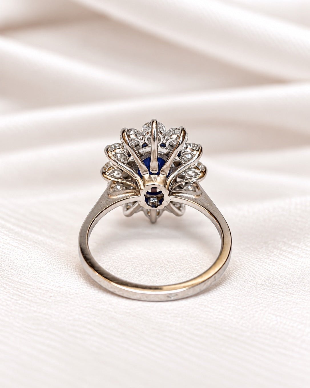 Bague Marguerite Saphir 2.35 carats &amp; Diamants 1.08 carat 5,06g "Carlota" - Elliade Paris