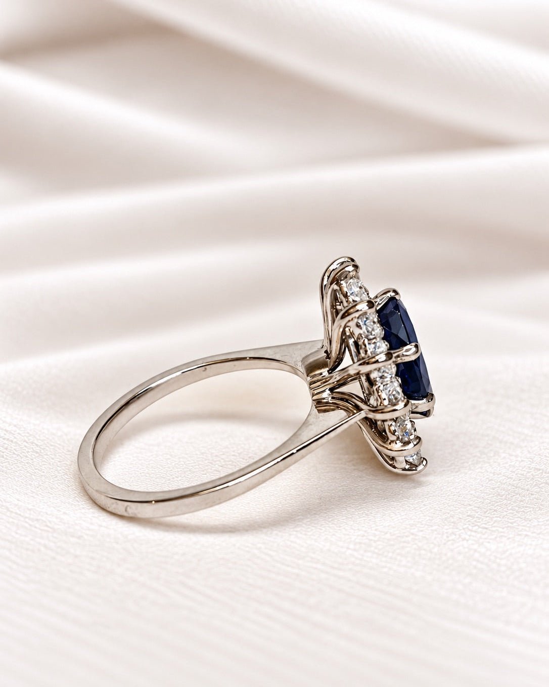 Bague Marguerite Saphir 2.35 carats &amp; Diamants 1.08 carat 5,06g "Carlota" - Elliade Paris